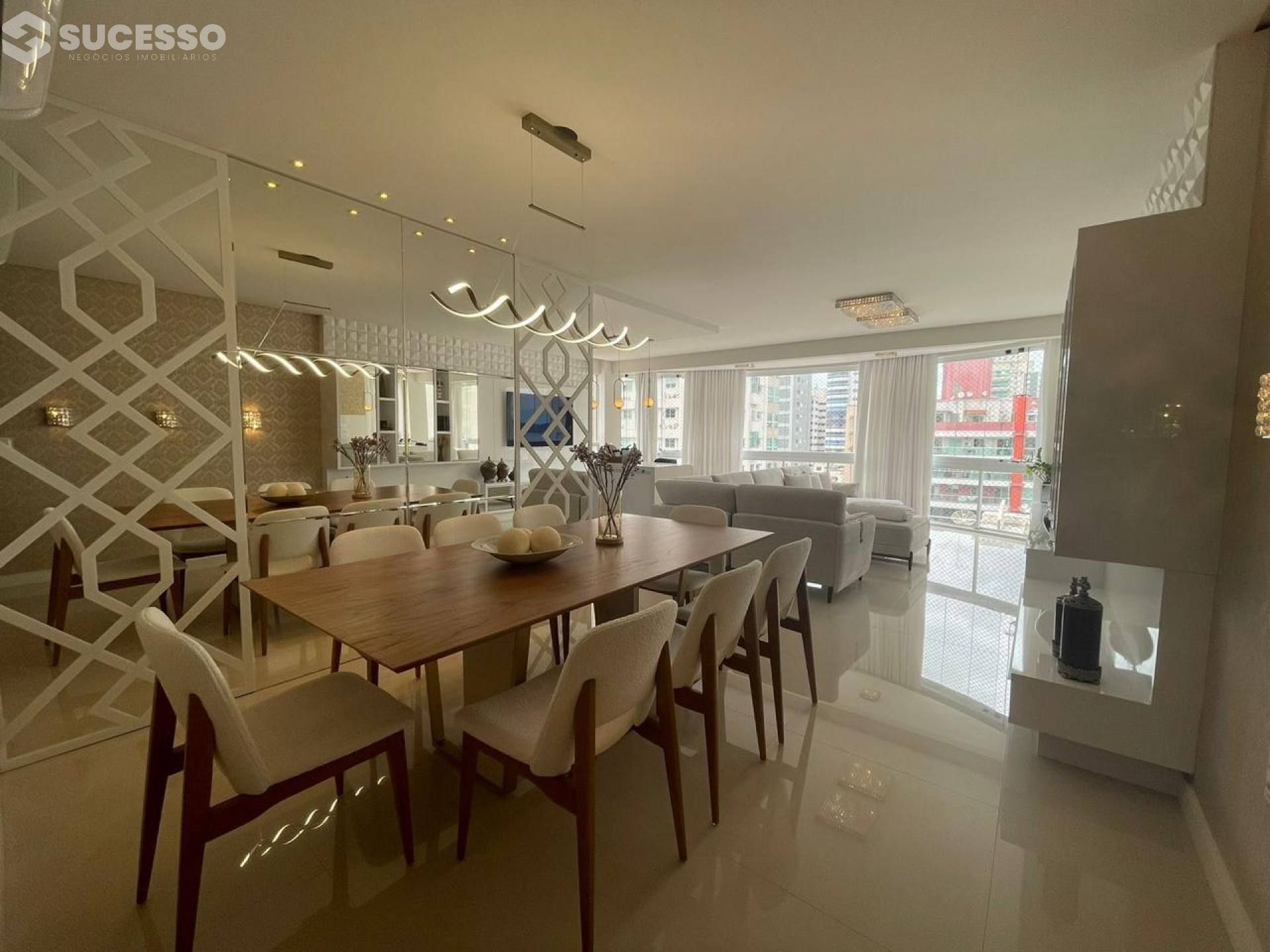 Apartamento com 4 Dormitórios em Meia Praia, Itapema