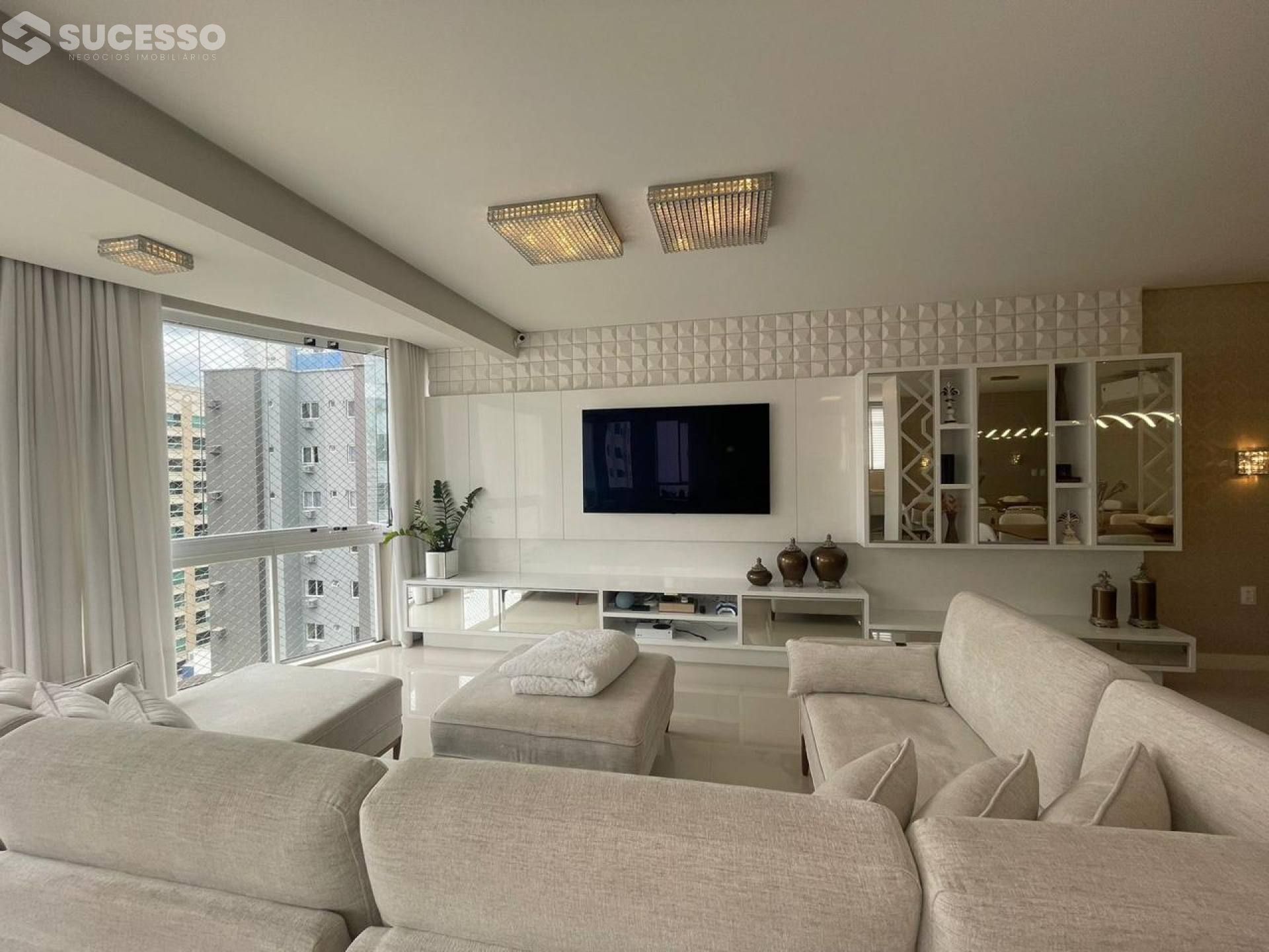 Apartamento com 4 Dormitórios em Meia Praia, Itapema