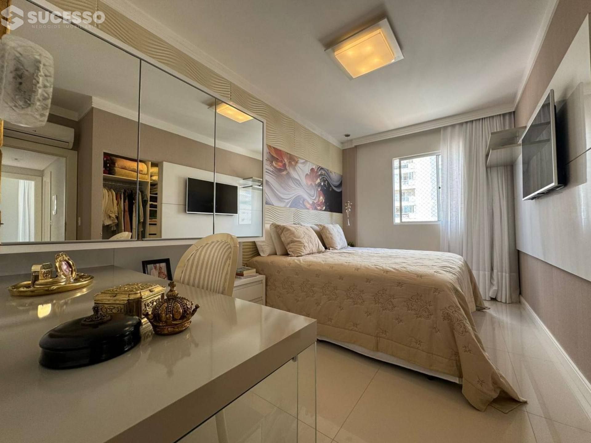 Apartamento com 4 Dormitórios em Meia Praia, Itapema