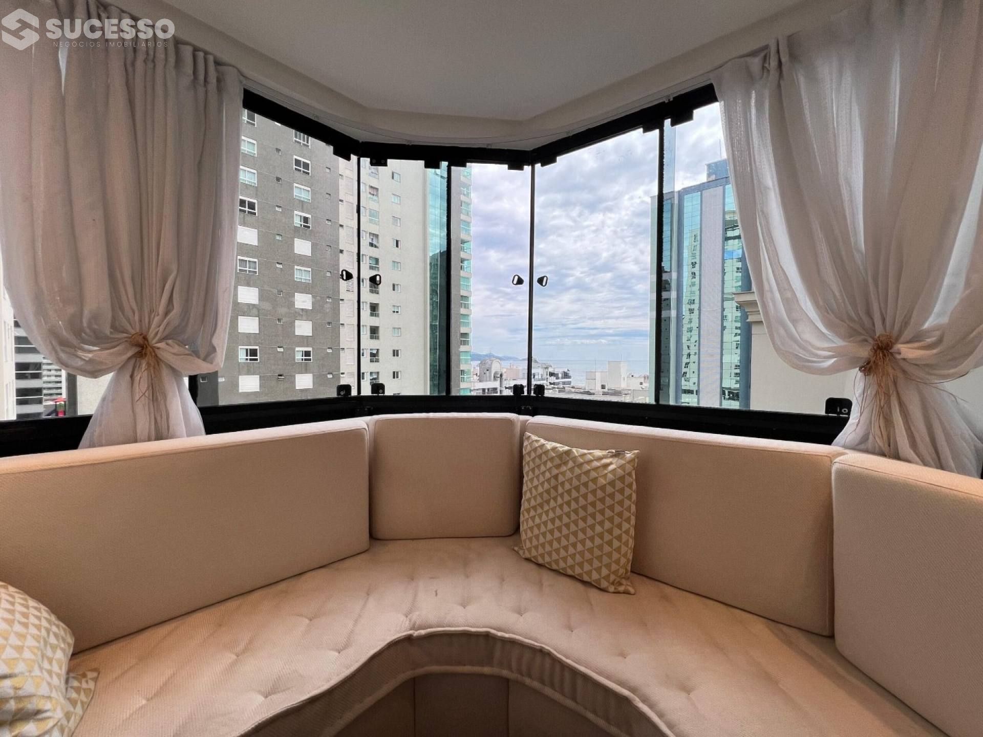 Apartamento Para Vender com 3 quartos 1 suítes no bairro Meia Praia em Itapema