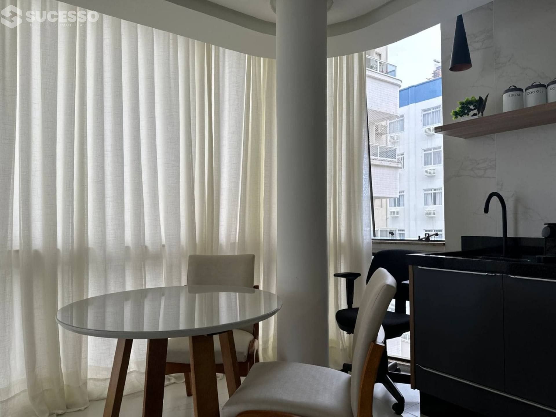 Apartamento Para Vender Mobiliado no bairro Centro em Itapema