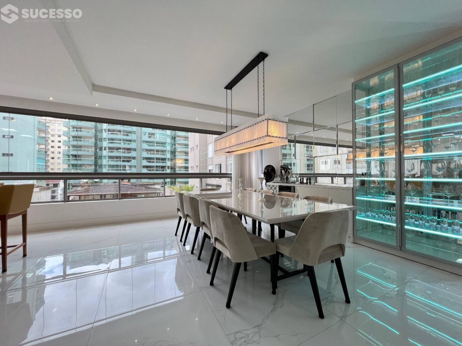 Apartamento Para Vender 4 suítes no bairro Meia Praia em Itapema