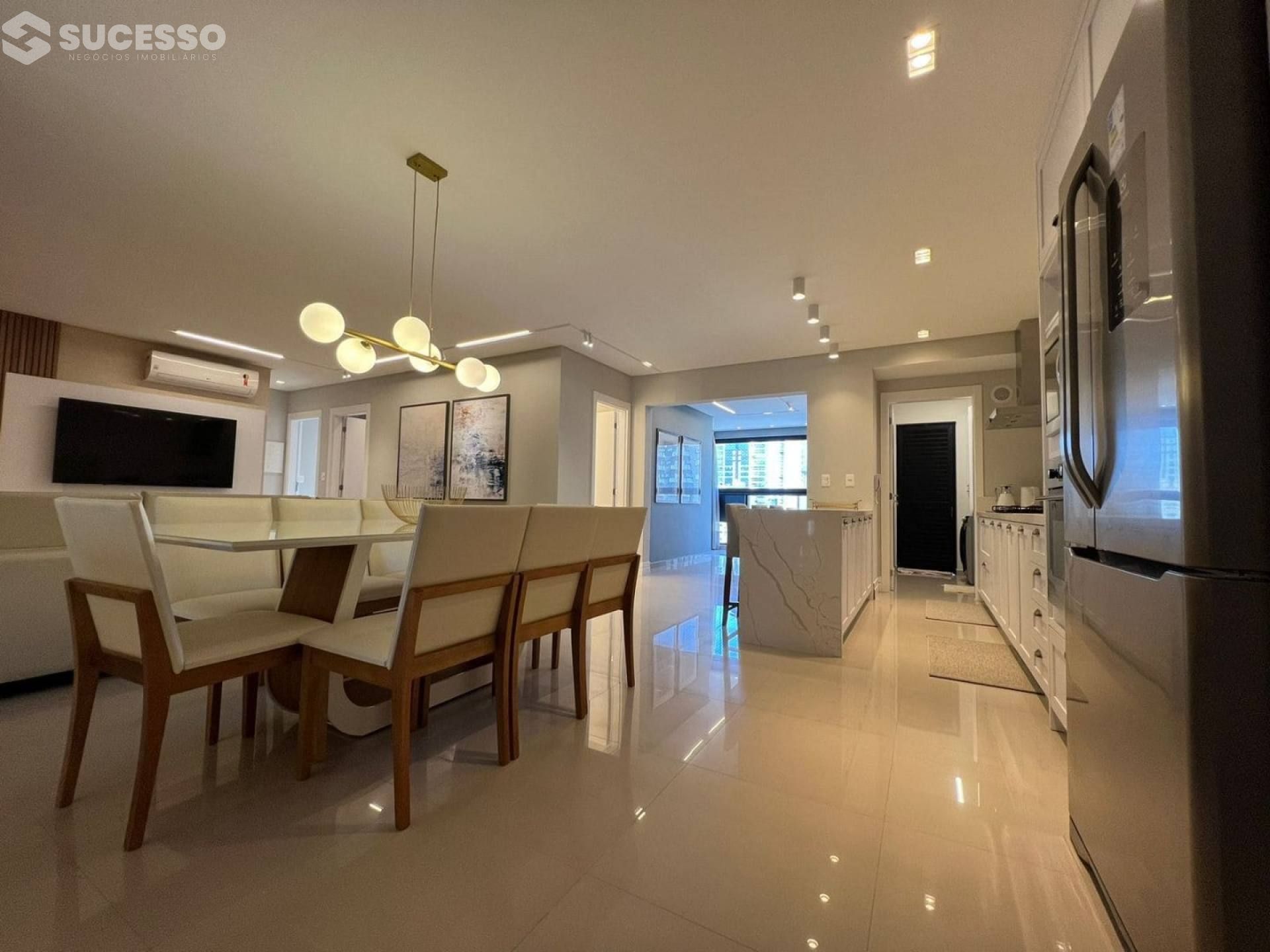 Apartamento Para Vender Mobiliado 3 suítes no bairro Meia Praia, Itapema