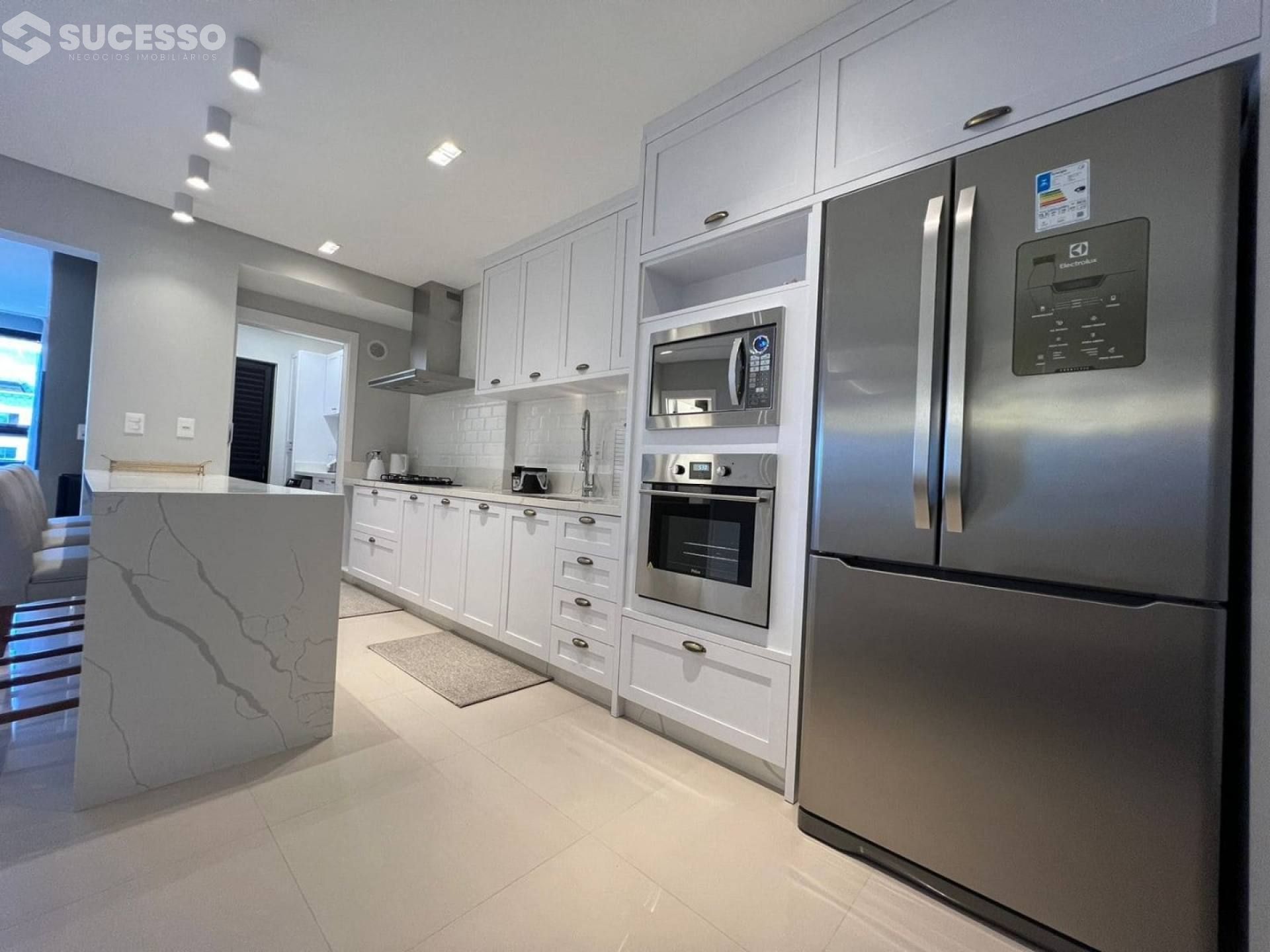 Apartamento Para Vender Mobiliado 3 suítes no bairro Meia Praia, Itapema