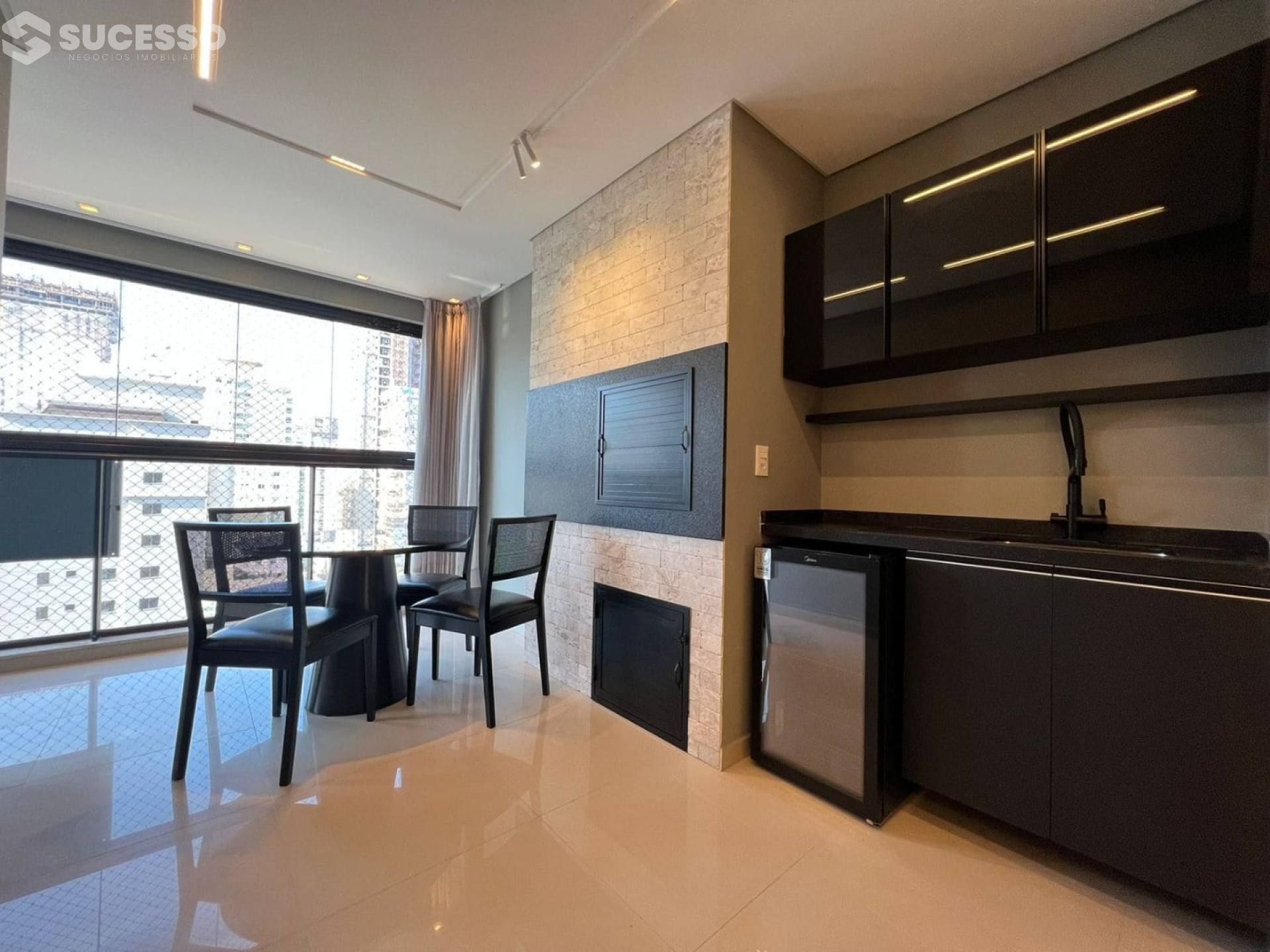 Apartamento Para Vender Mobiliado 3 suítes no bairro Meia Praia, Itapema