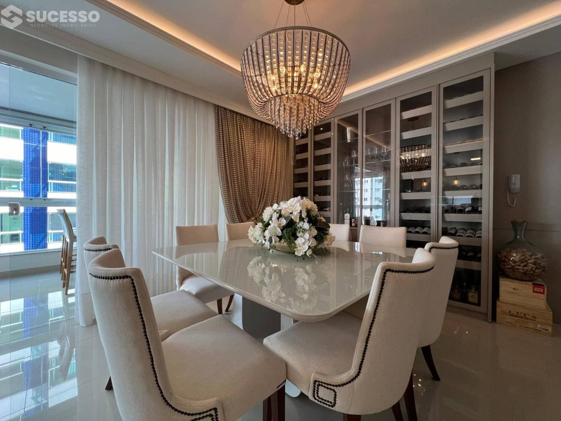 Apartamento Para Vender 3 suítes no bairro Meia Praia em Itapema