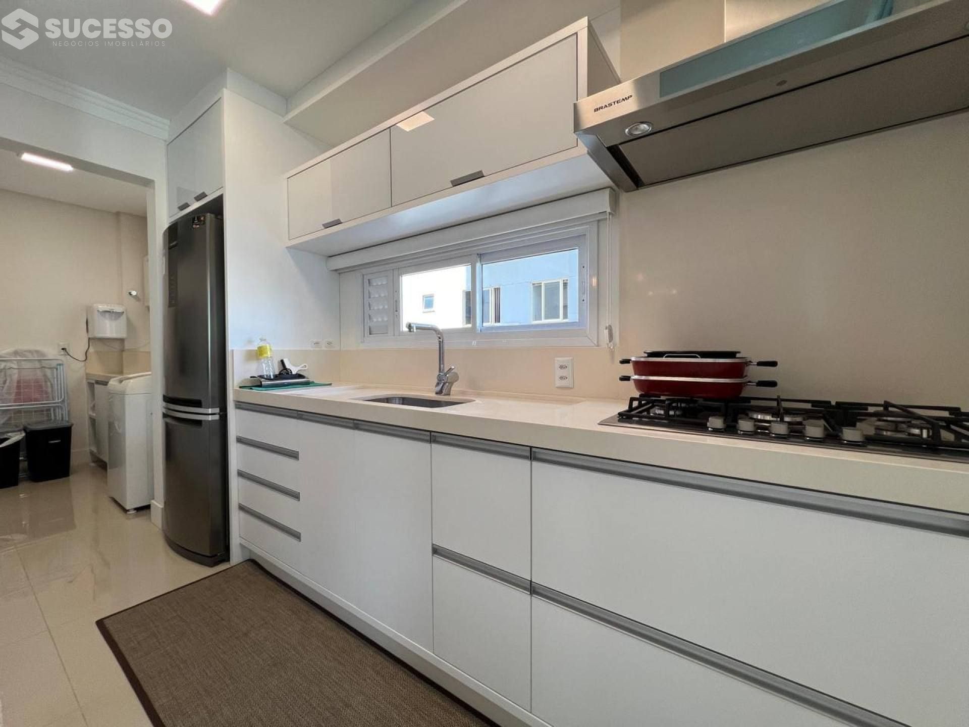 Apartamento Para Vender 3 suítes no bairro Meia Praia em Itapema