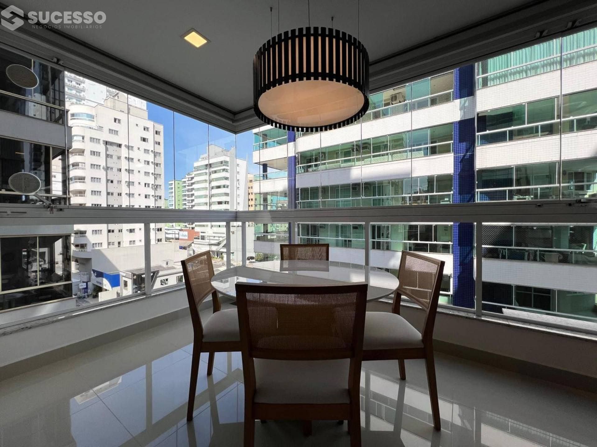 Apartamento Para Vender 3 suítes no bairro Meia Praia em Itapema