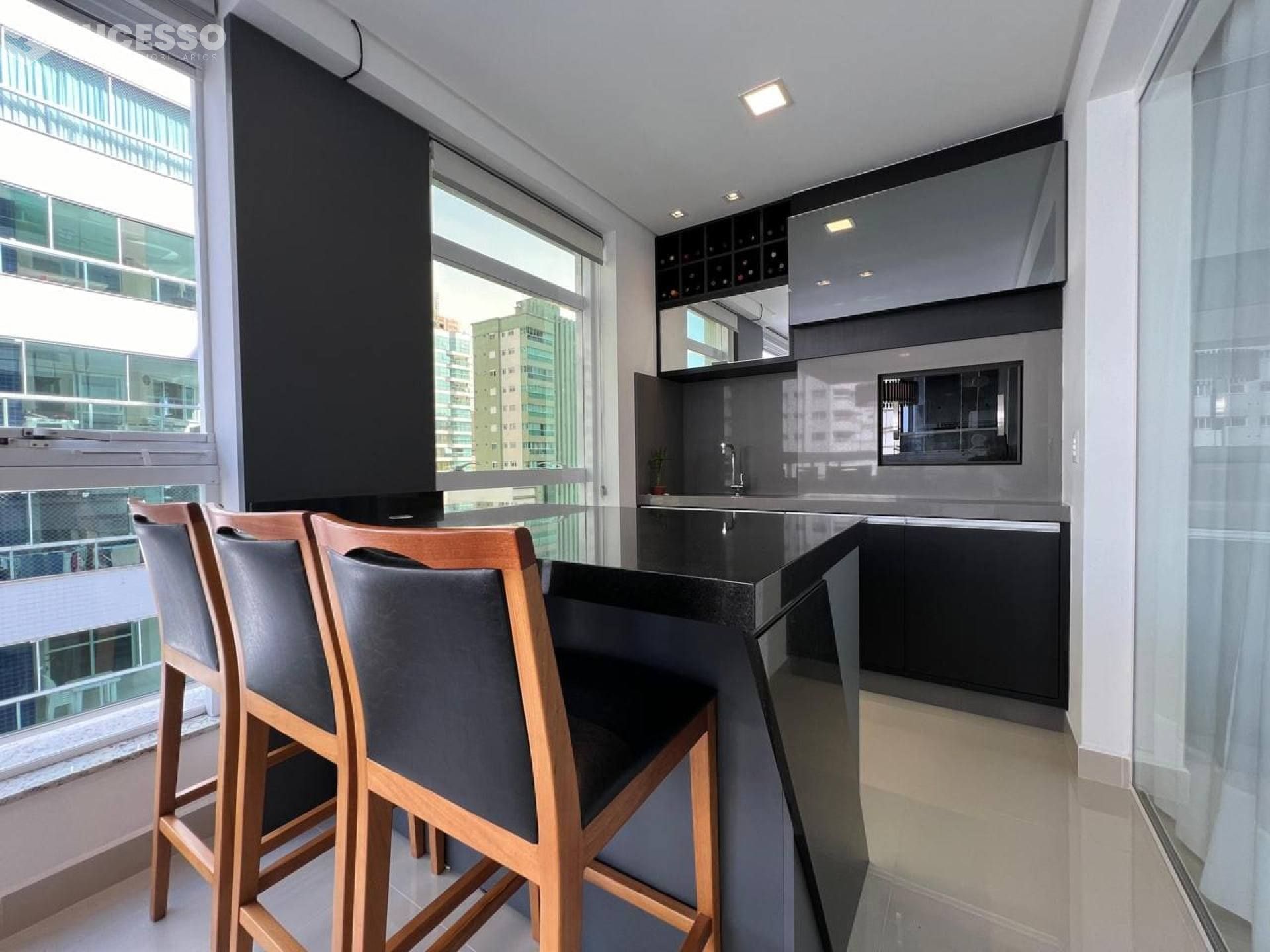 Apartamento Para Vender 3 suítes no bairro Meia Praia em Itapema