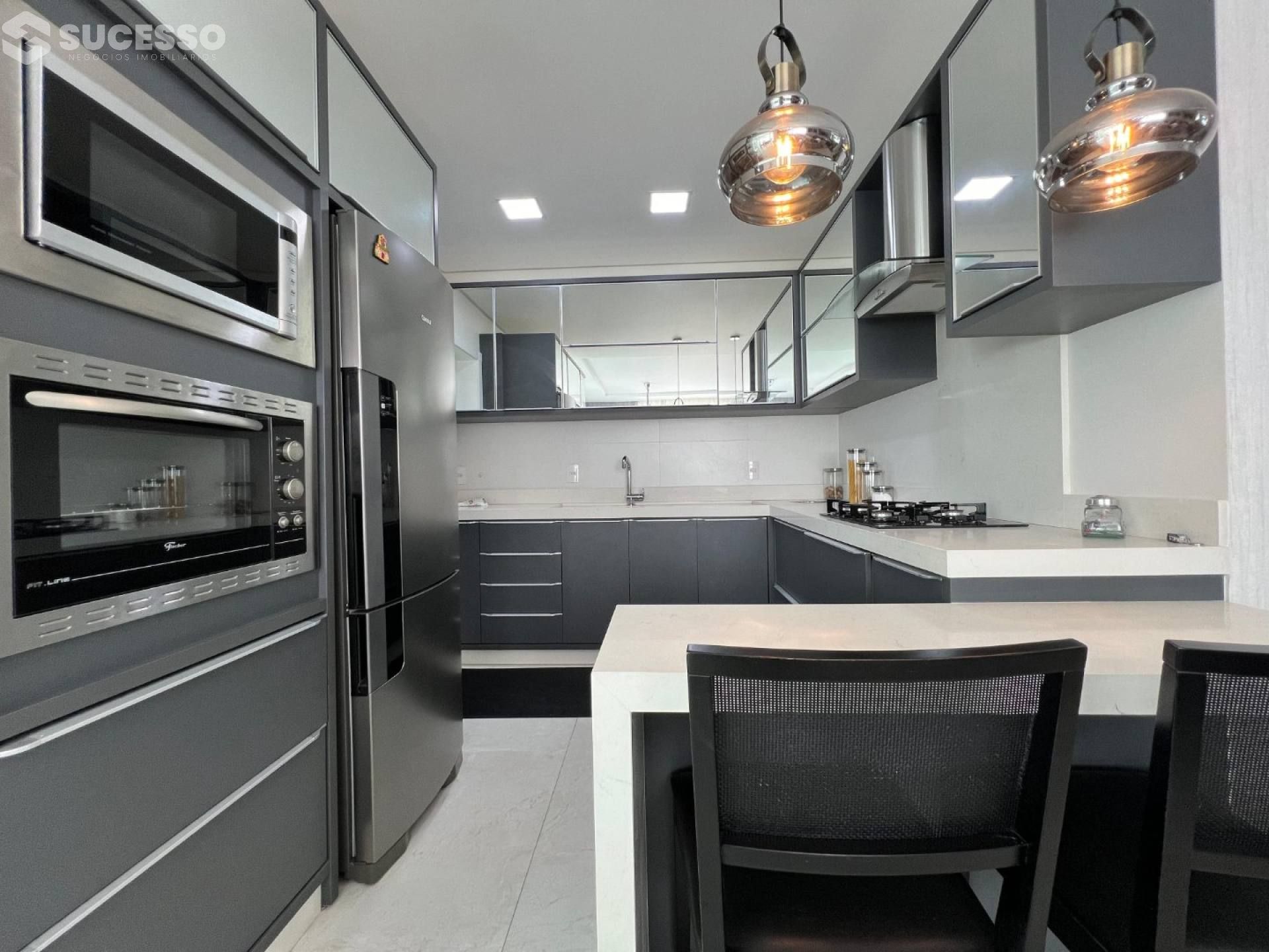 Apartamento Para Vender 3 suítes no bairro Meia Praia em Itapema