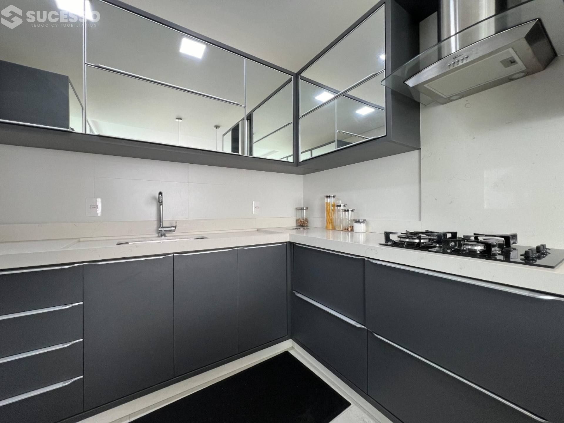 Apartamento Para Vender 3 suítes no bairro Meia Praia em Itapema