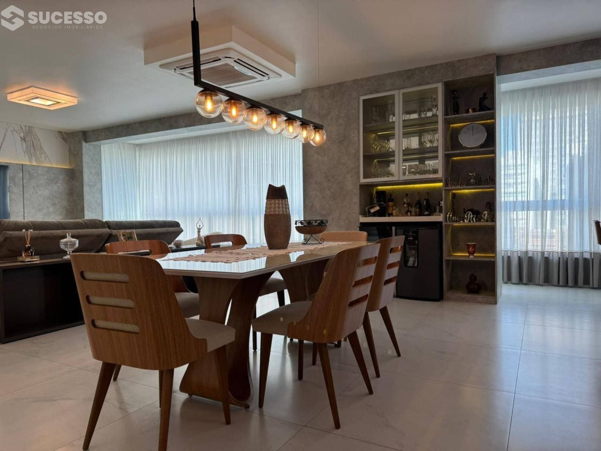 Apartamento À Venda com 3 suítes no bairro Meia Praia em Itapema