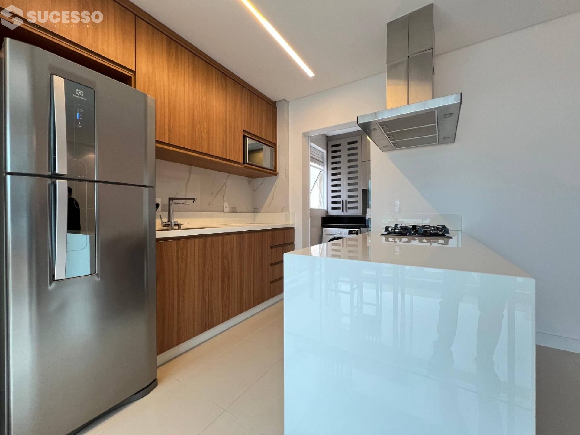 Apartamento Para Vender 3 suítes no bairro Meia Praia, Itapema