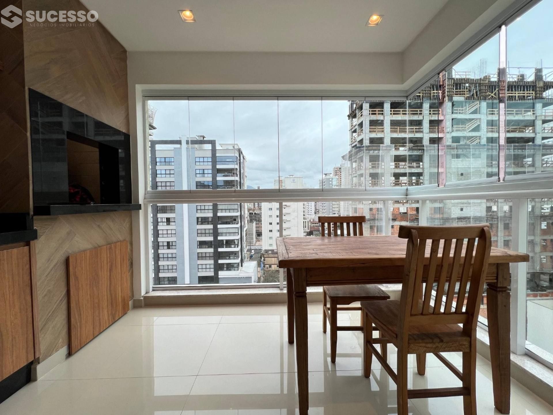 Apartamento Para Vender 3 suítes no bairro Meia Praia, Itapema