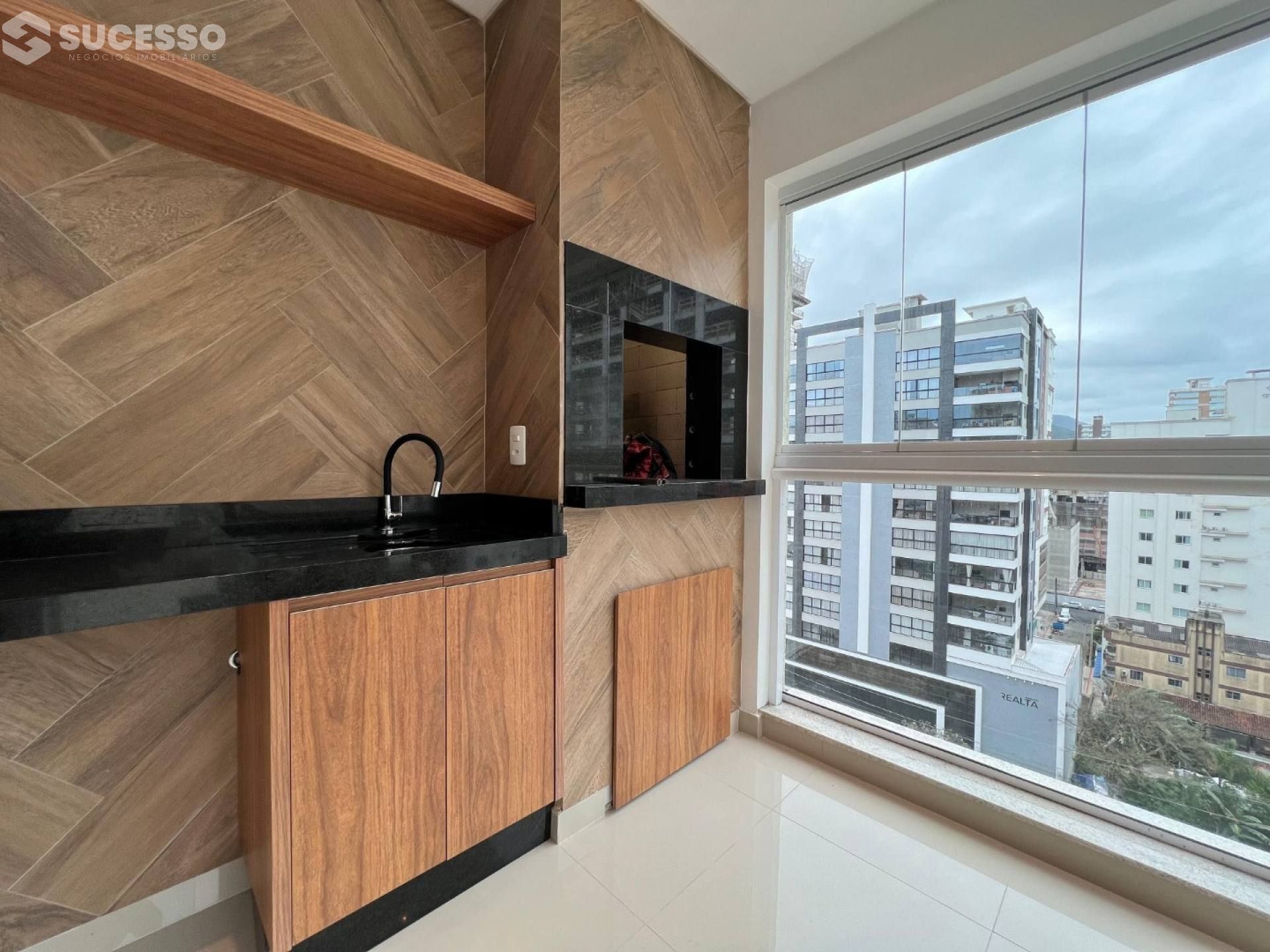 Apartamento Para Vender 3 suítes no bairro Meia Praia, Itapema