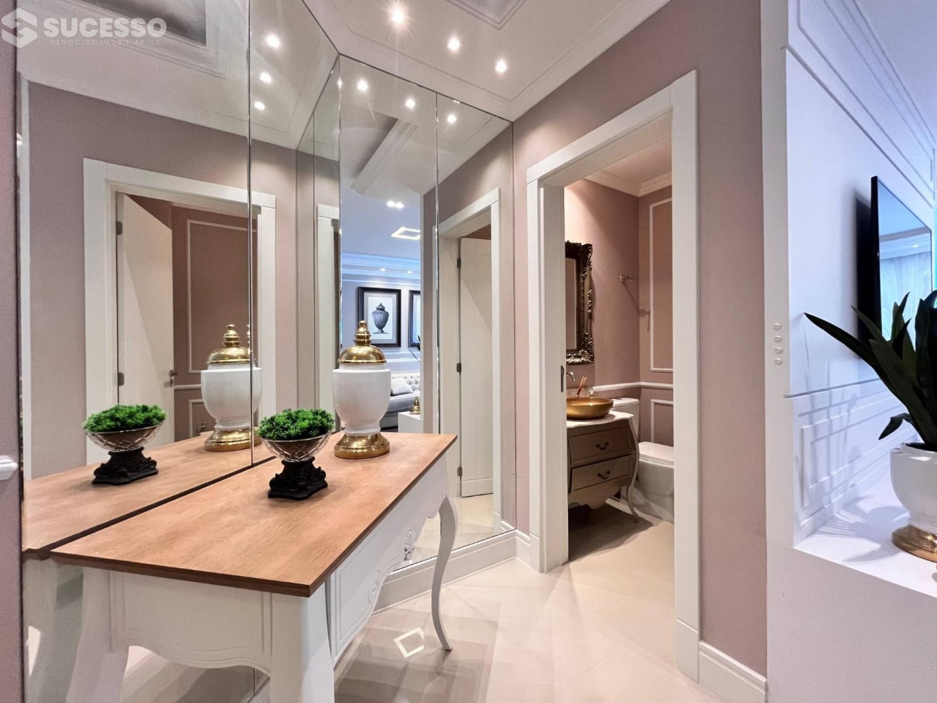 Apartamento Para Vender 3 suítes no bairro Meia Praia em Itapema