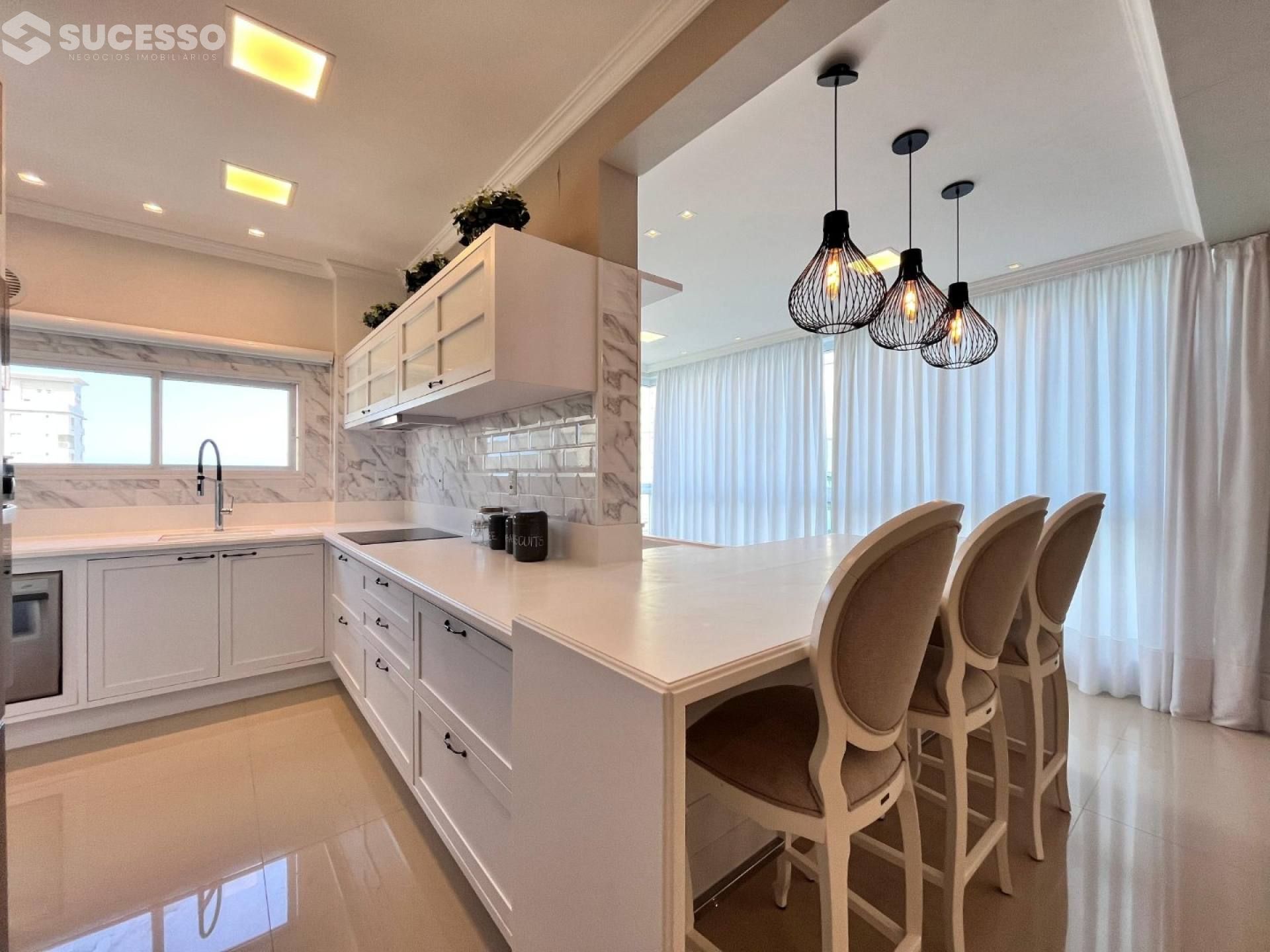 Apartamento Para Vender 3 suítes no bairro Meia Praia em Itapema