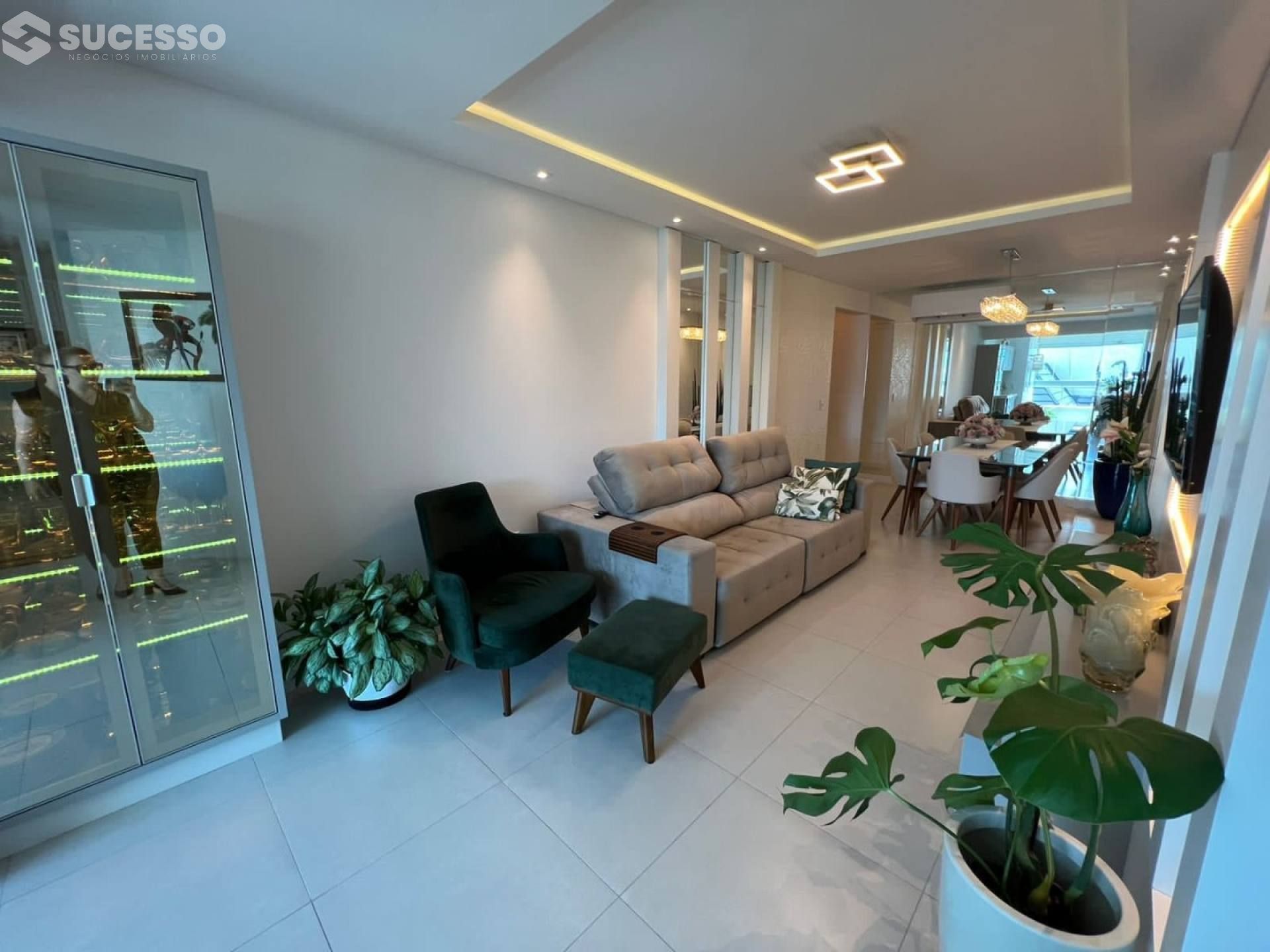 Apartamento À Venda 3 suítes na Meia Praia, Itapema