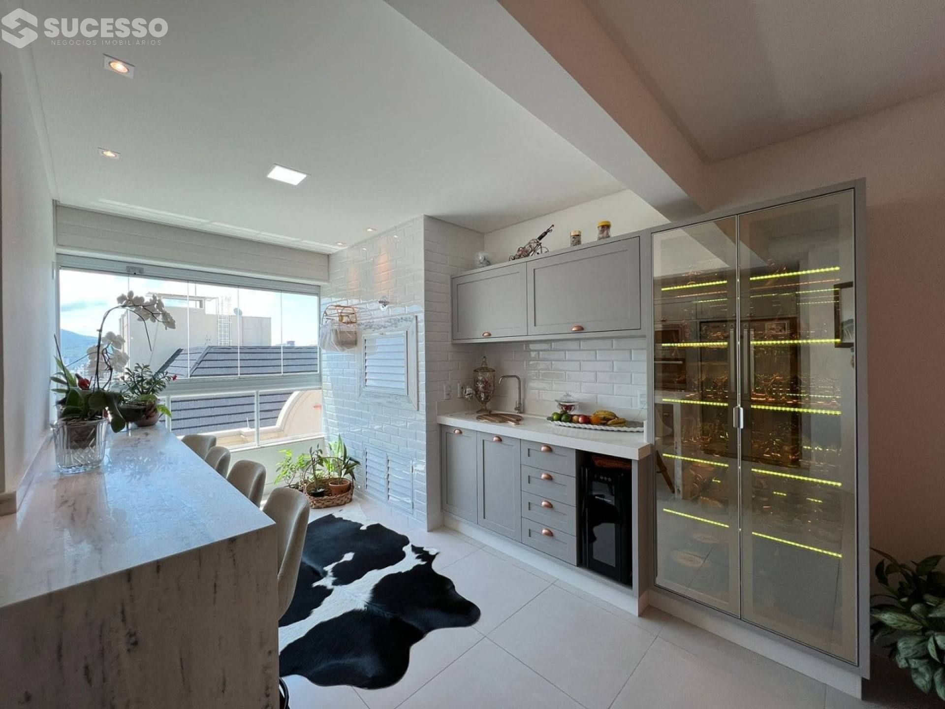 Apartamento À Venda 3 suítes na Meia Praia, Itapema