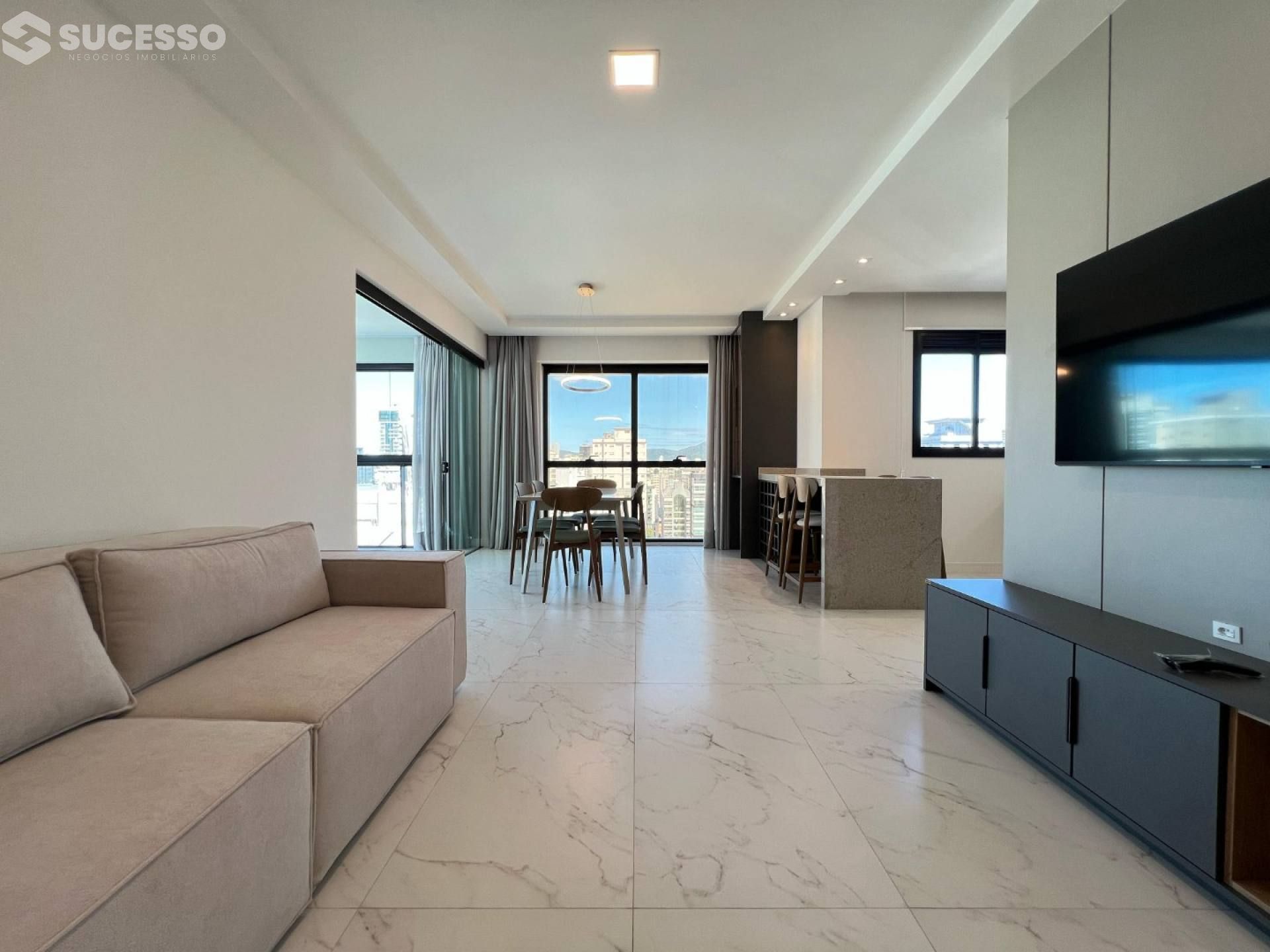 Apartamento À Venda com 3 suítes no bairro Meia Praia em Itapema