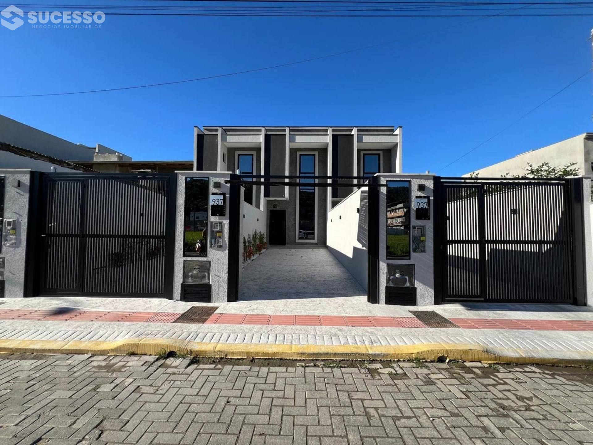 Sobrado Para Vender com 3 quartos no bairro Morretes em Itapema