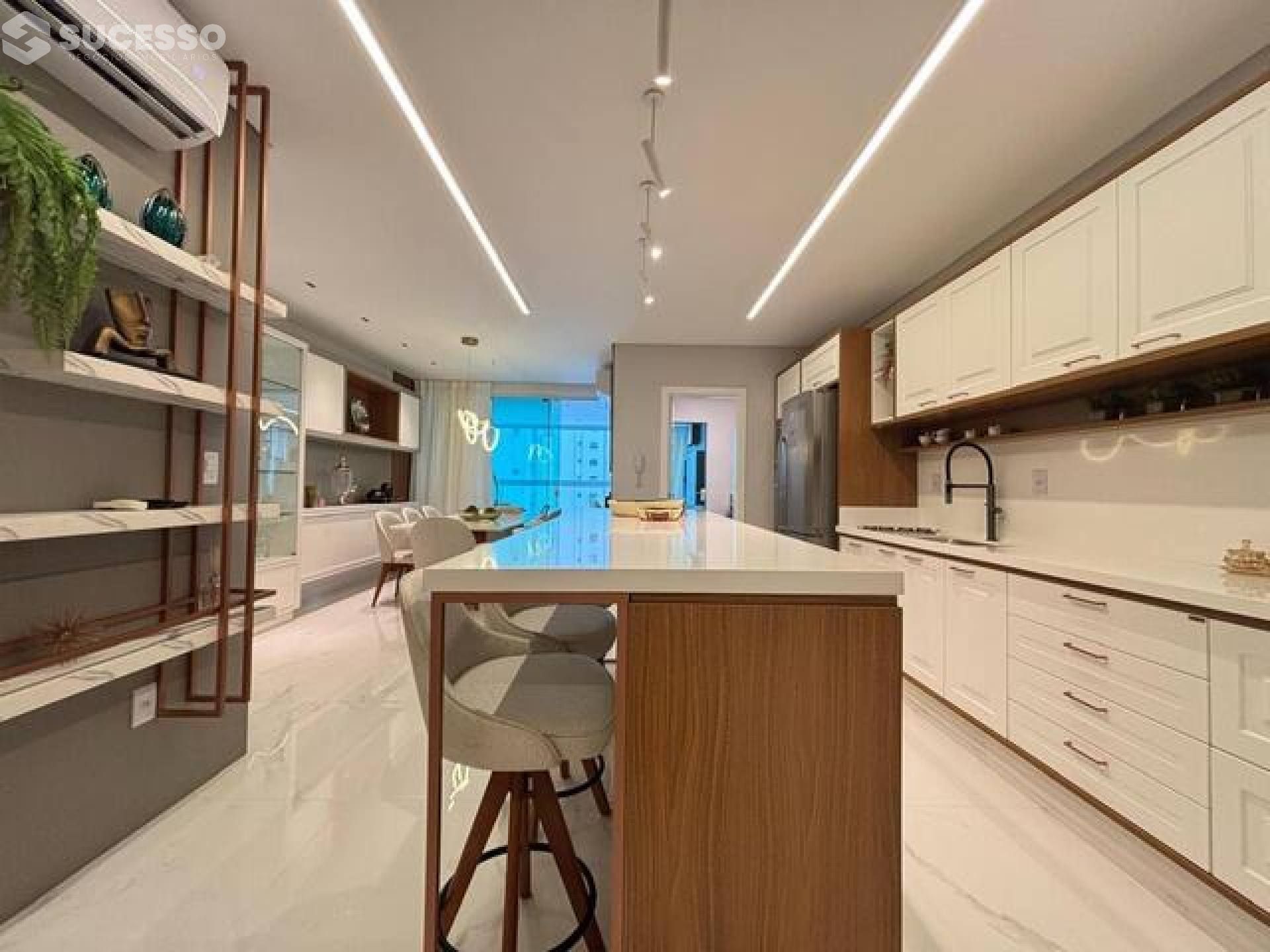 Apartamento Para Vender 3 suítes no bairro Meia Praia em Itapema