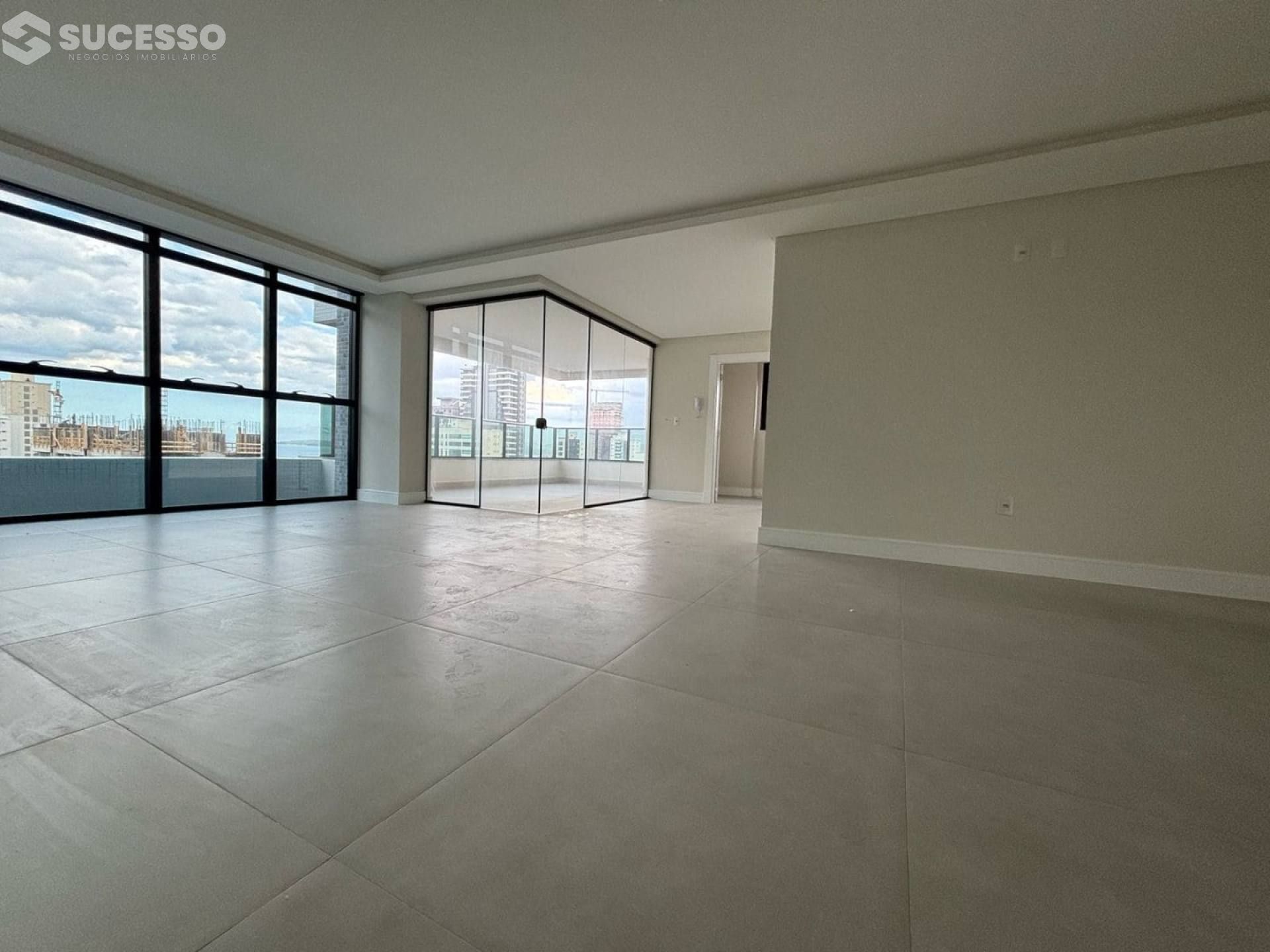 Apartamento À Venda com 3 suítes na Meia Praia, Itapema