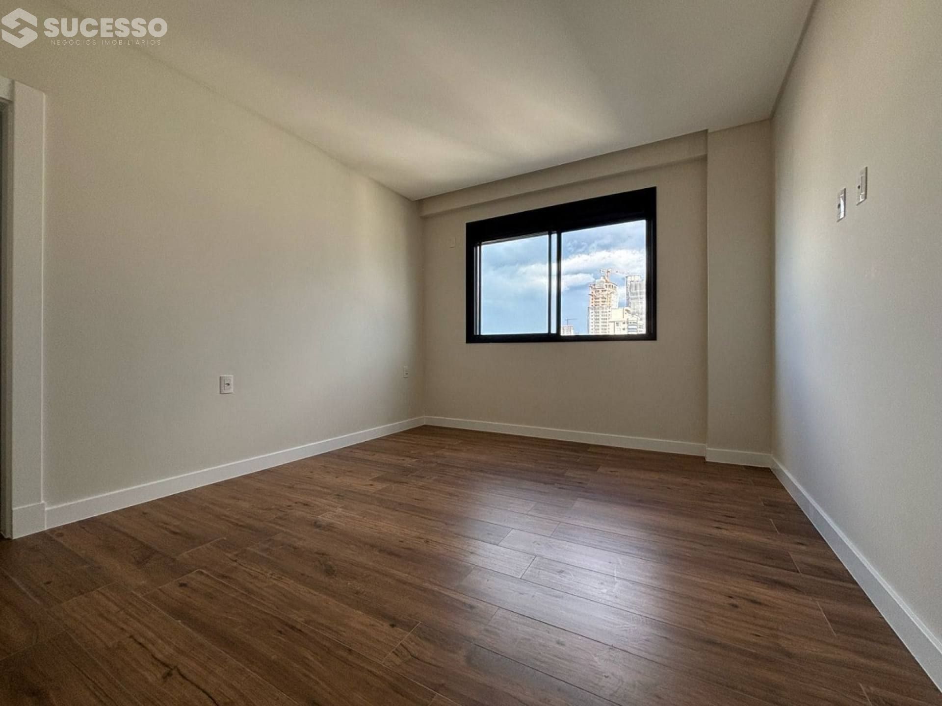 Apartamento À Venda com 3 suítes na Meia Praia, Itapema