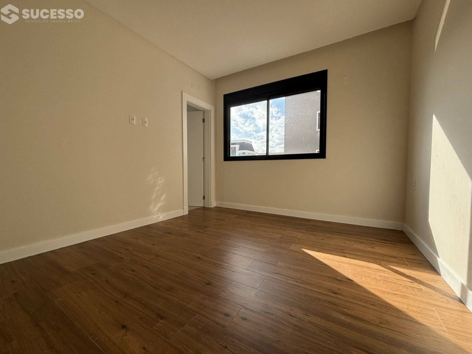 Apartamento À Venda com 3 suítes na Meia Praia, Itapema