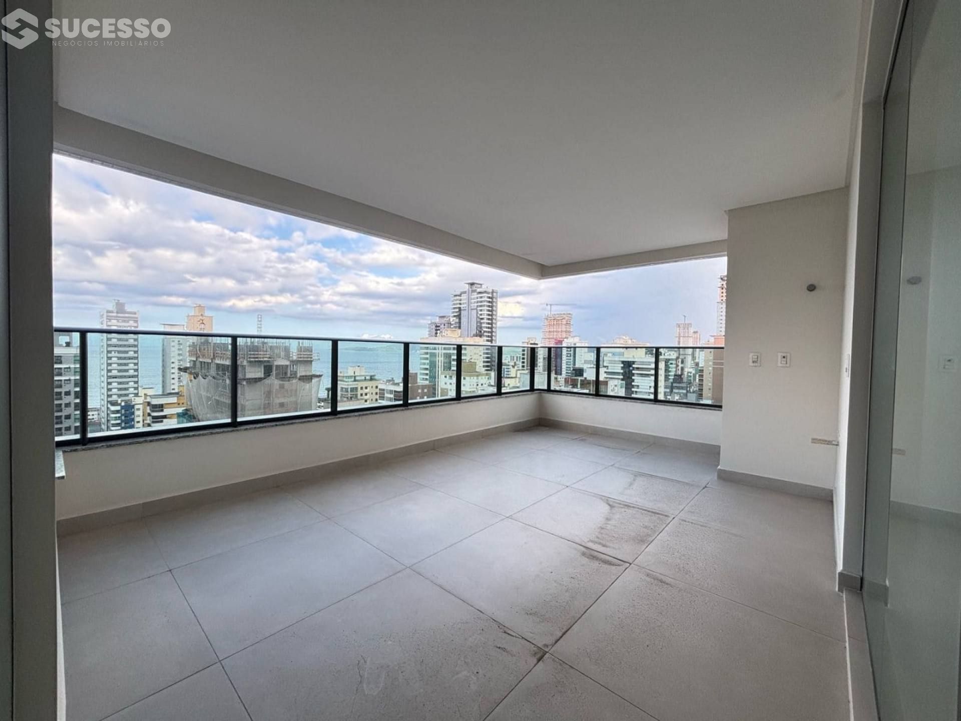 Apartamento À Venda com 3 suítes na Meia Praia, Itapema