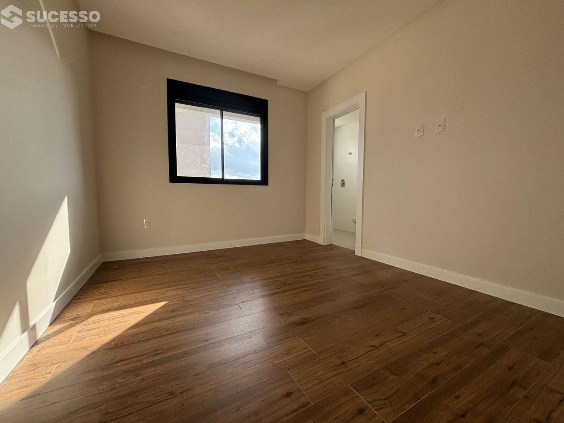 Apartamento À Venda com 3 suítes na Meia Praia, Itapema