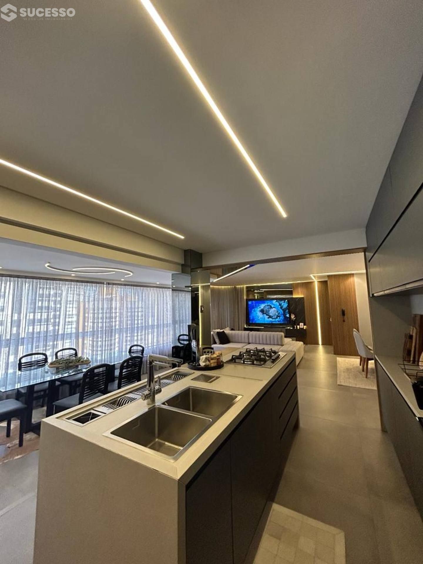 Apartamento Para Vender com 4 quartos e 2 suítes na Meia Praia, Itapema