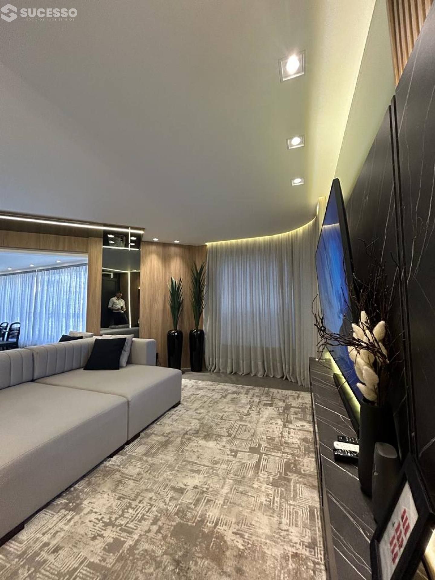 Apartamento Para Vender com 4 quartos e 2 suítes na Meia Praia, Itapema