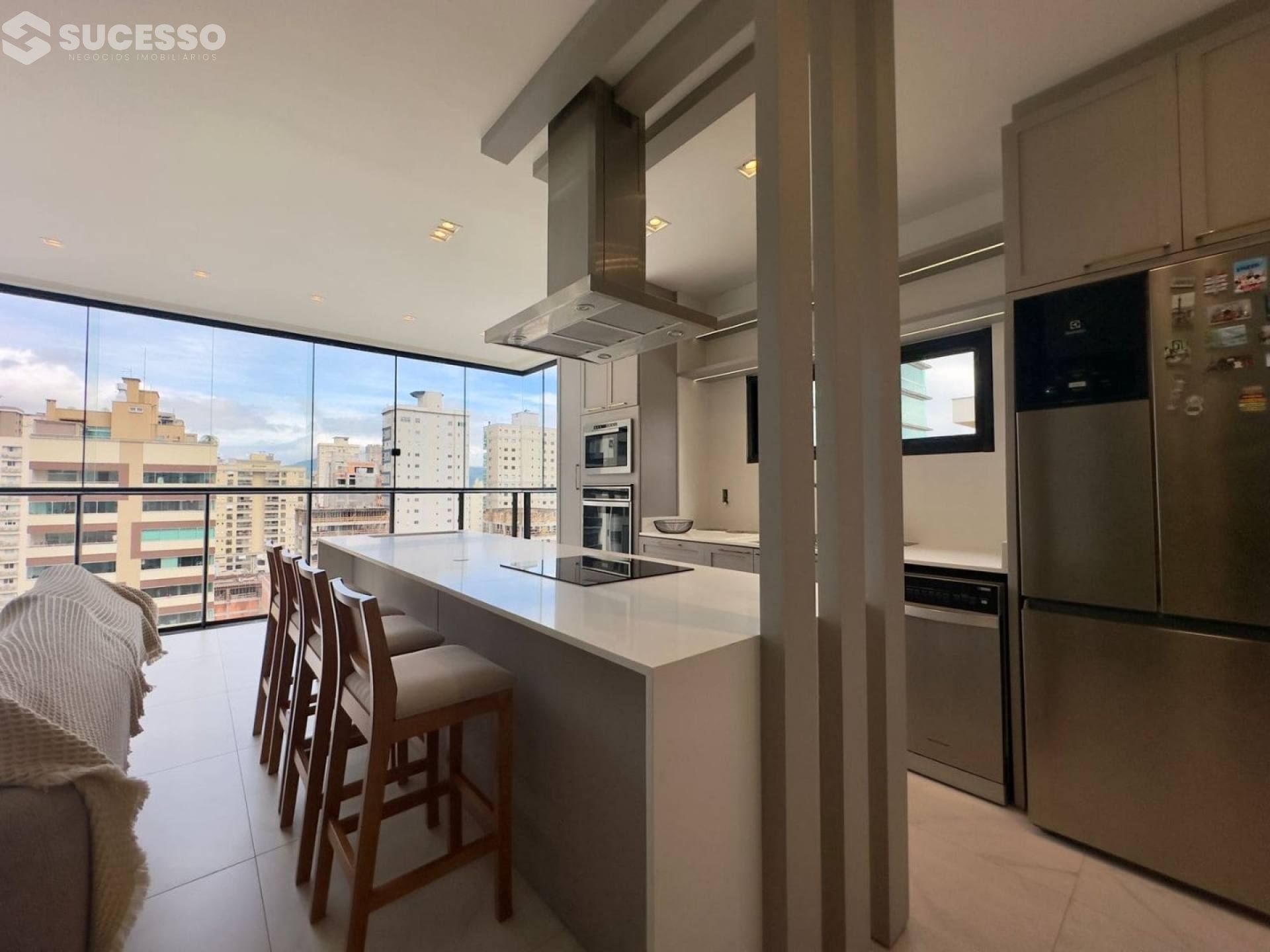 Apartamento Para Vender 3 suítes no bairro Meia Praia, Itapema