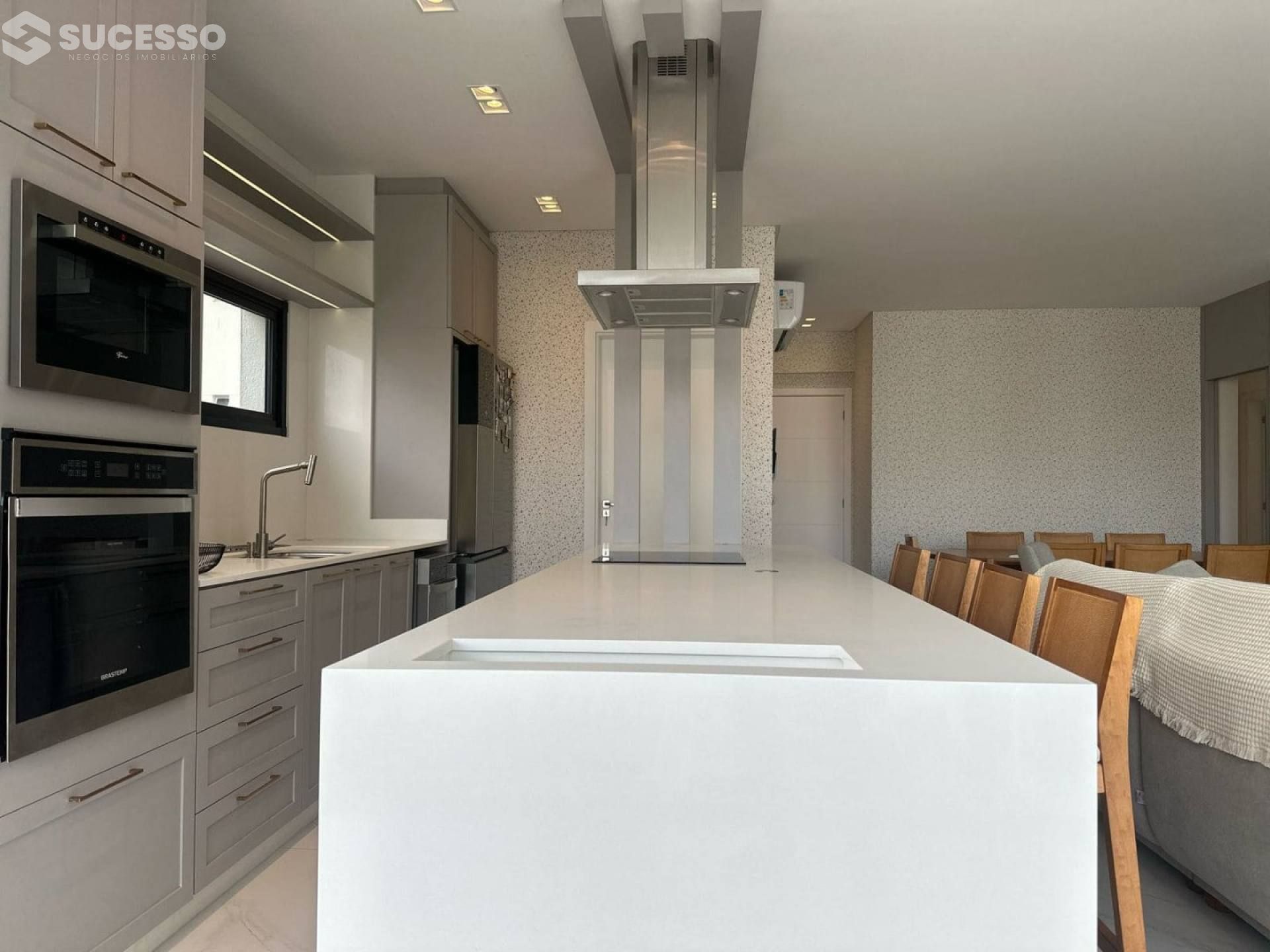 Apartamento Para Vender 3 suítes no bairro Meia Praia, Itapema