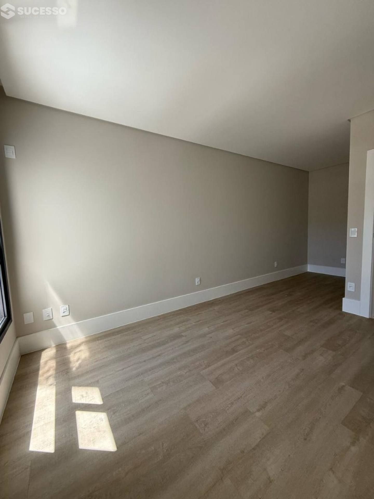 Apartamento Novo À Venda com 3 suítes no bairro Centro, Itapema