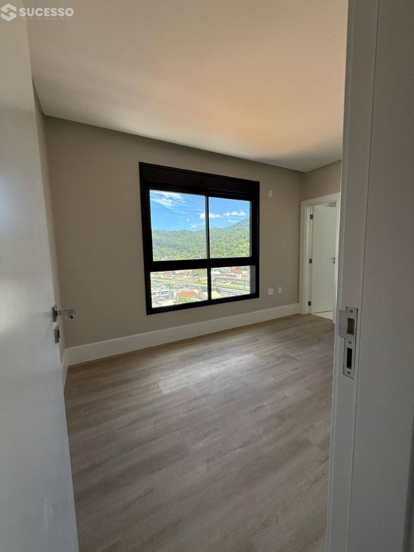 Apartamento Novo À Venda com 3 suítes no bairro Centro, Itapema