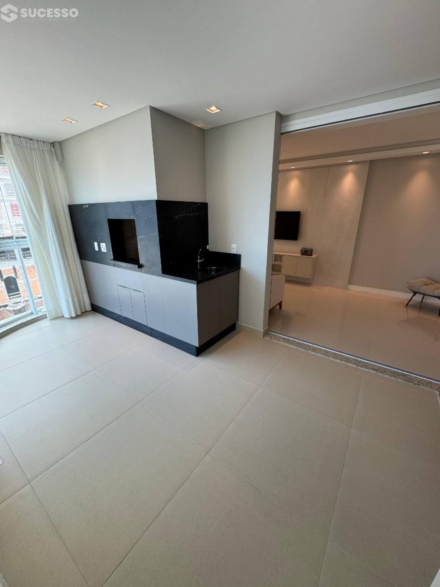 Apartamento À Venda com 3 suítes no bairro Centro em Itapema