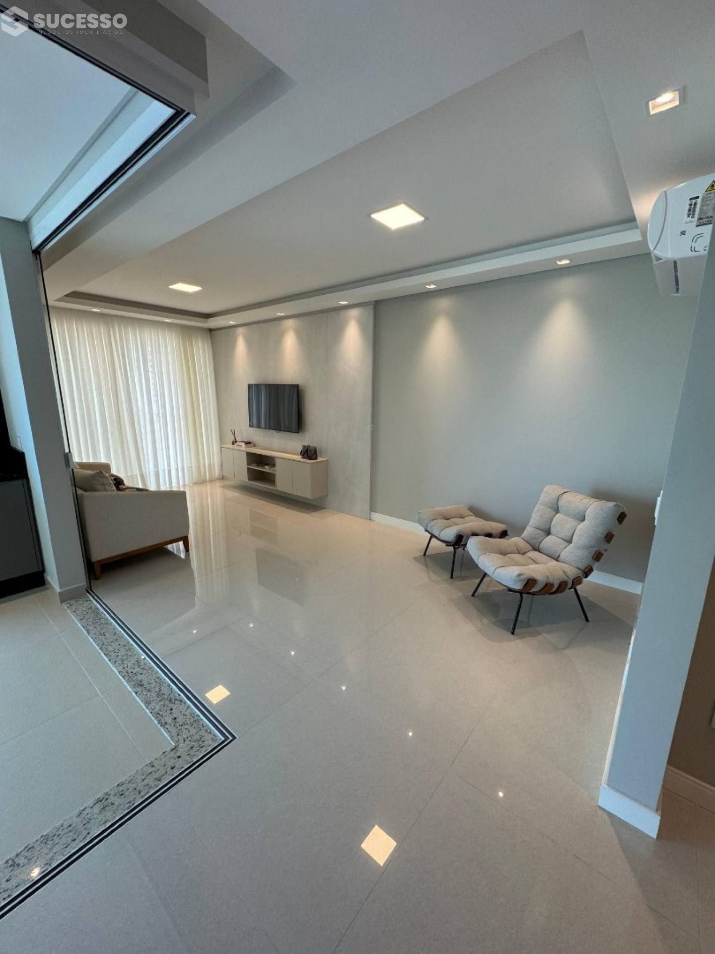 Apartamento À Venda com 3 suítes no bairro Centro em Itapema