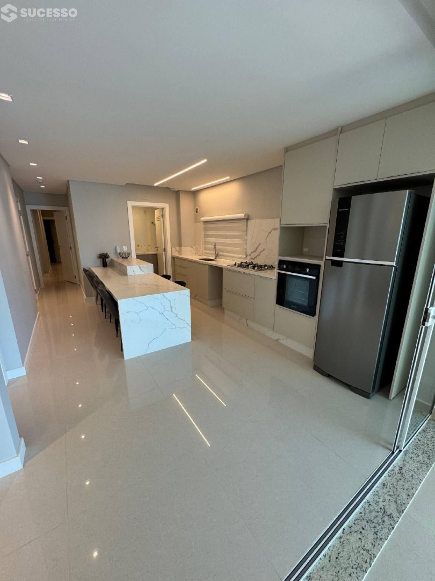 Apartamento À Venda com 3 suítes no bairro Centro em Itapema