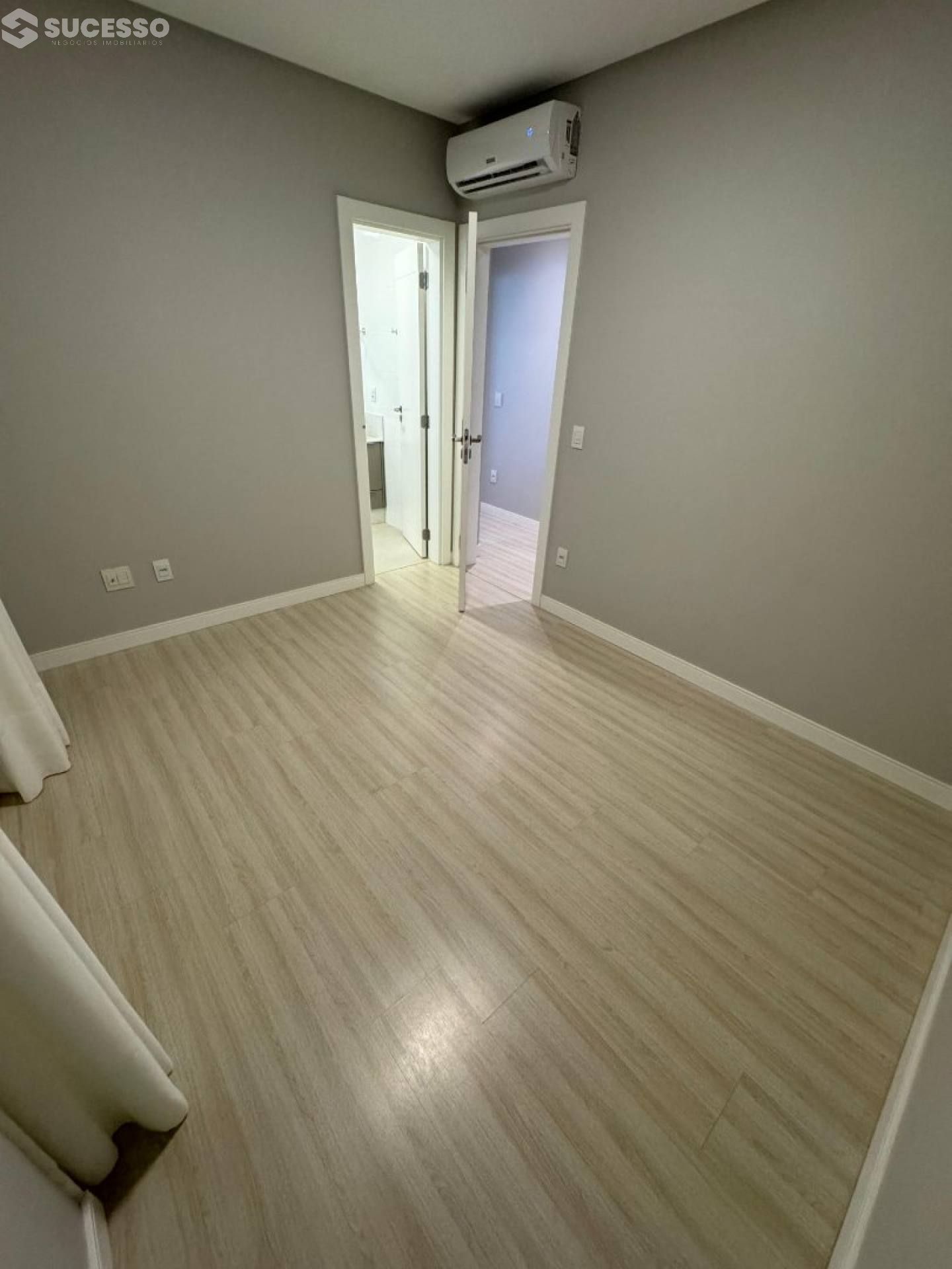 Apartamento À Venda com 3 suítes no bairro Centro em Itapema