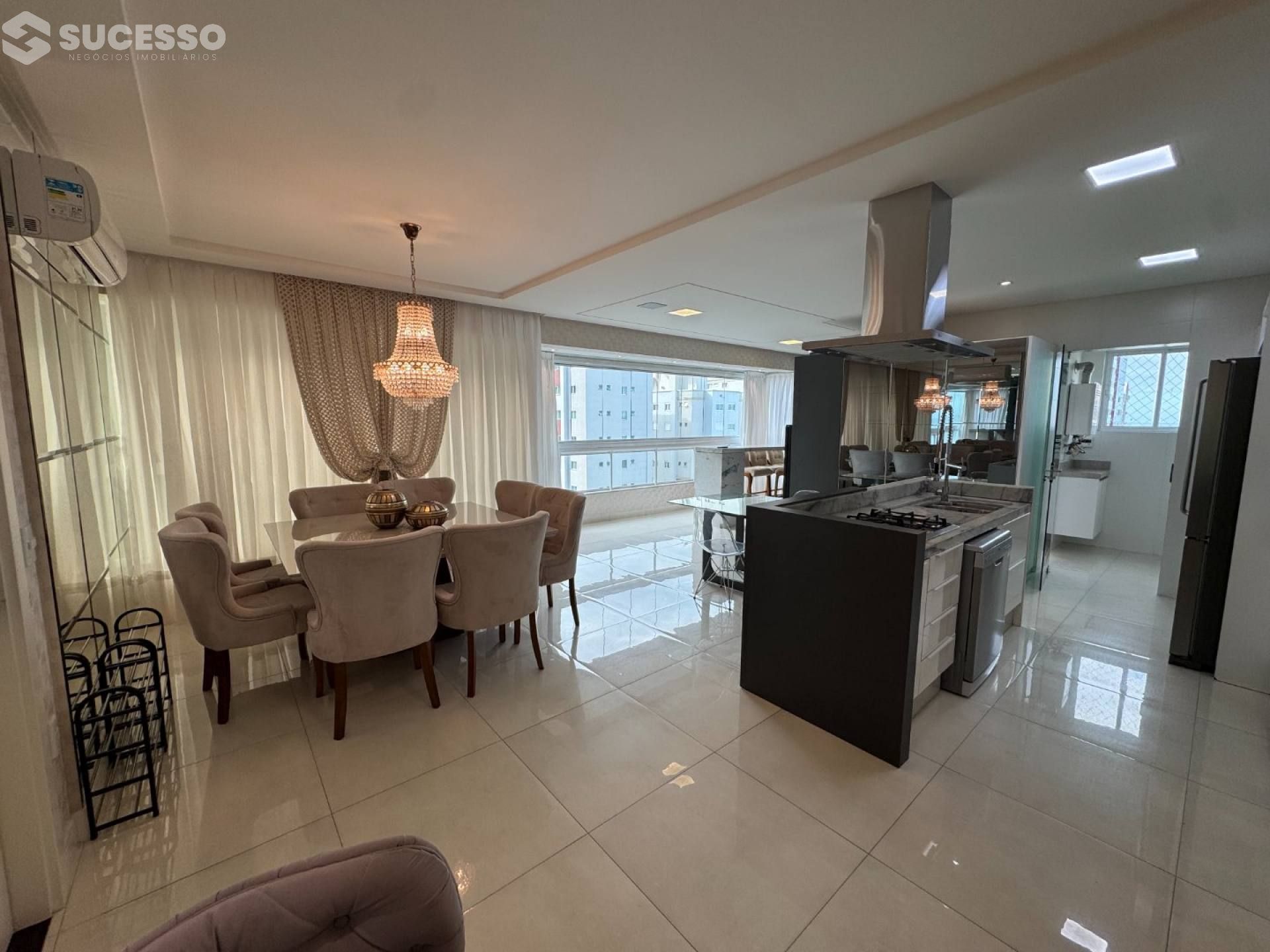 Apartamento Mobiliado com 4 Suítes na Meia Praia, Itapema