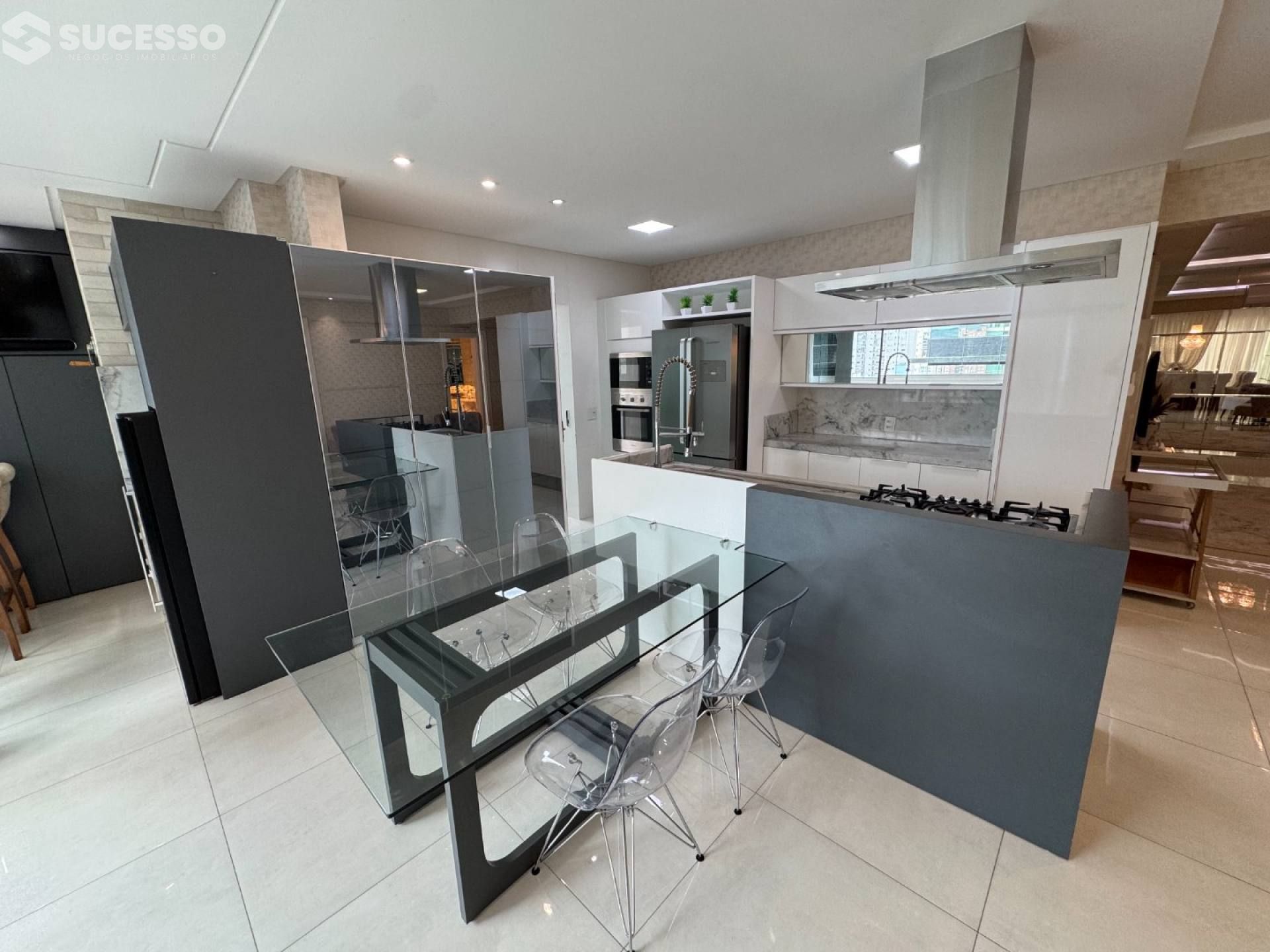 Apartamento Mobiliado com 4 Suítes na Meia Praia, Itapema