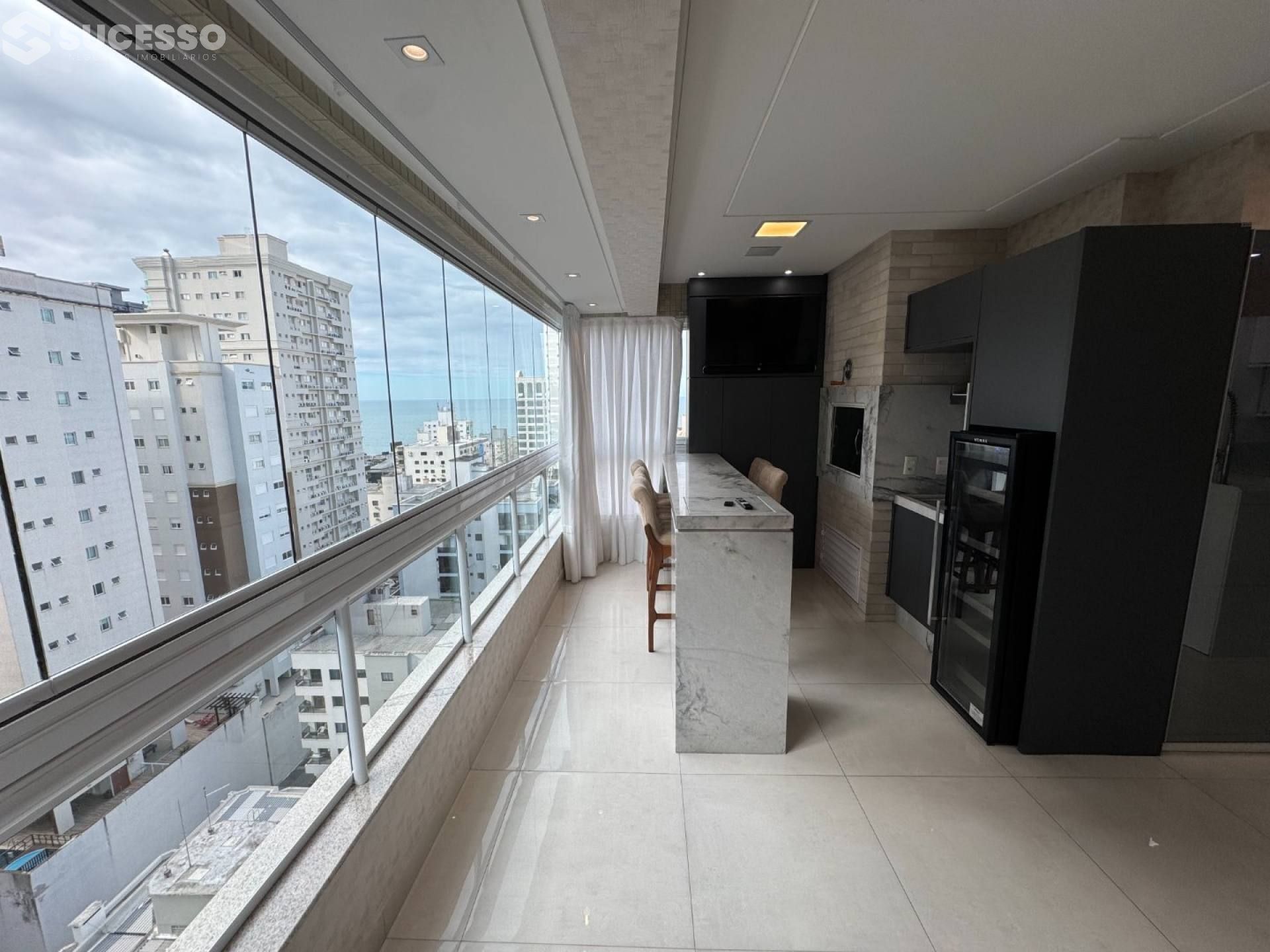 Apartamento Mobiliado com 4 Suítes na Meia Praia, Itapema