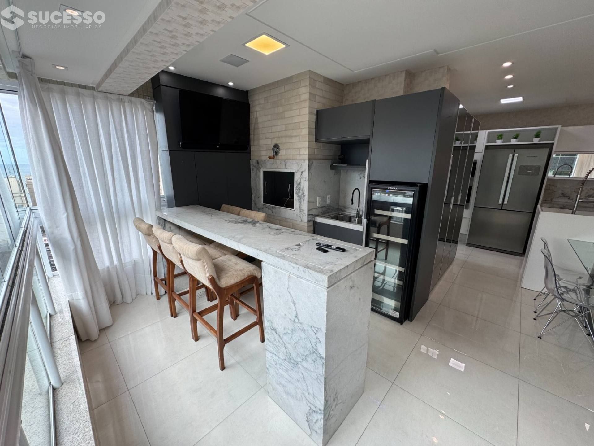 Apartamento Mobiliado com 4 Suítes na Meia Praia, Itapema