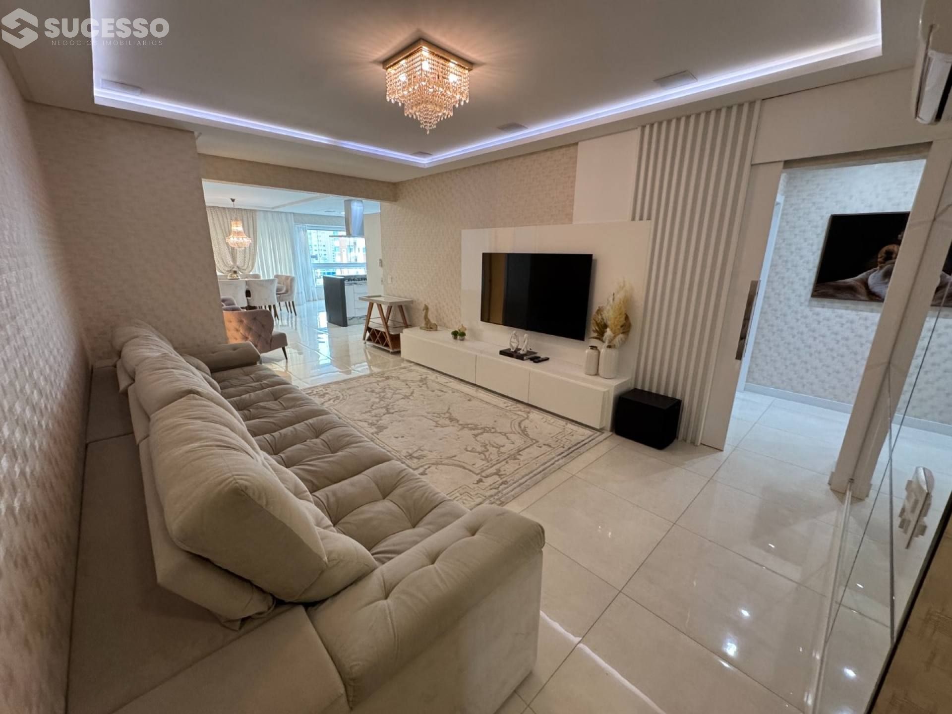 Apartamento Mobiliado com 4 Suítes na Meia Praia, Itapema