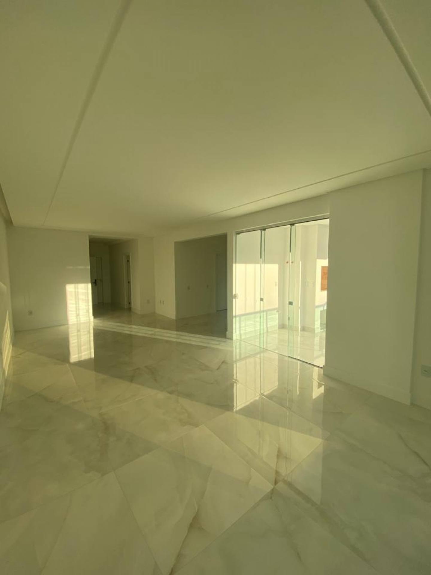 Apartamento Para Vender 4 suítes no bairro Meia Praia em Itapema