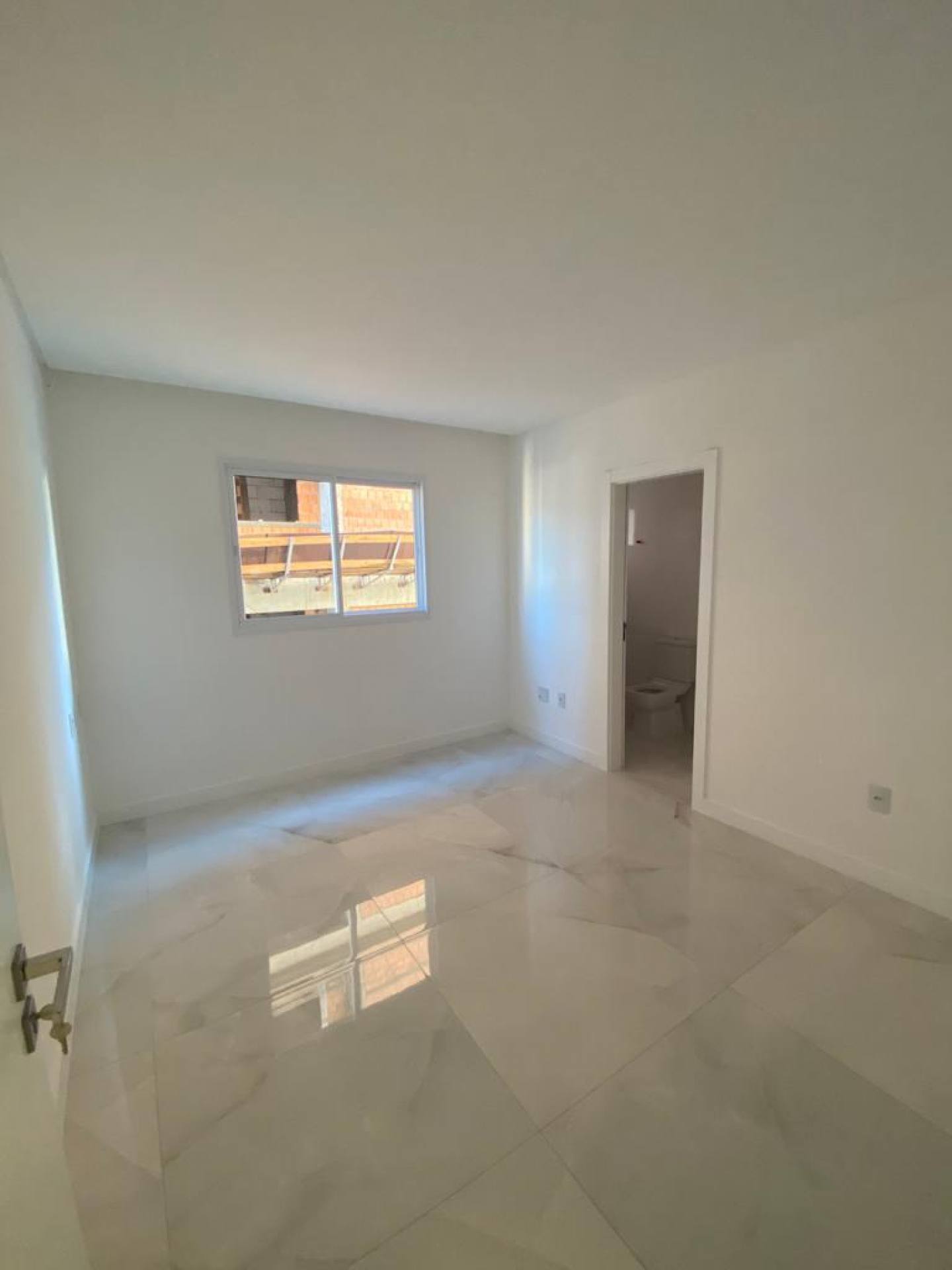 Apartamento Para Vender 4 suítes no bairro Meia Praia em Itapema