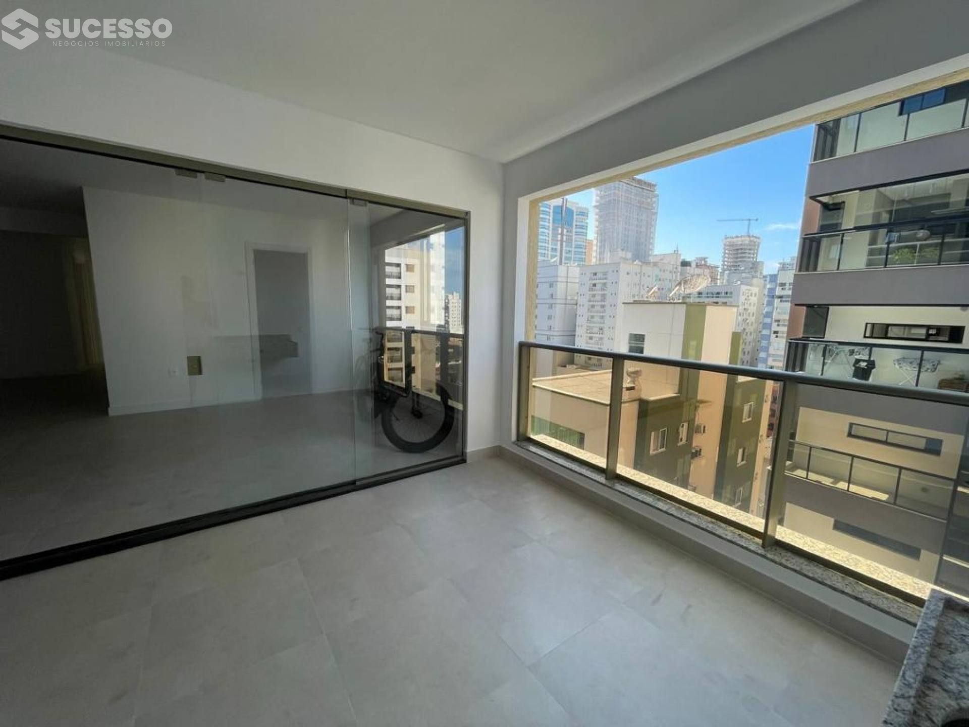 Apartamento Para Vender 3 suítes no bairro Meia Praia, Itapema