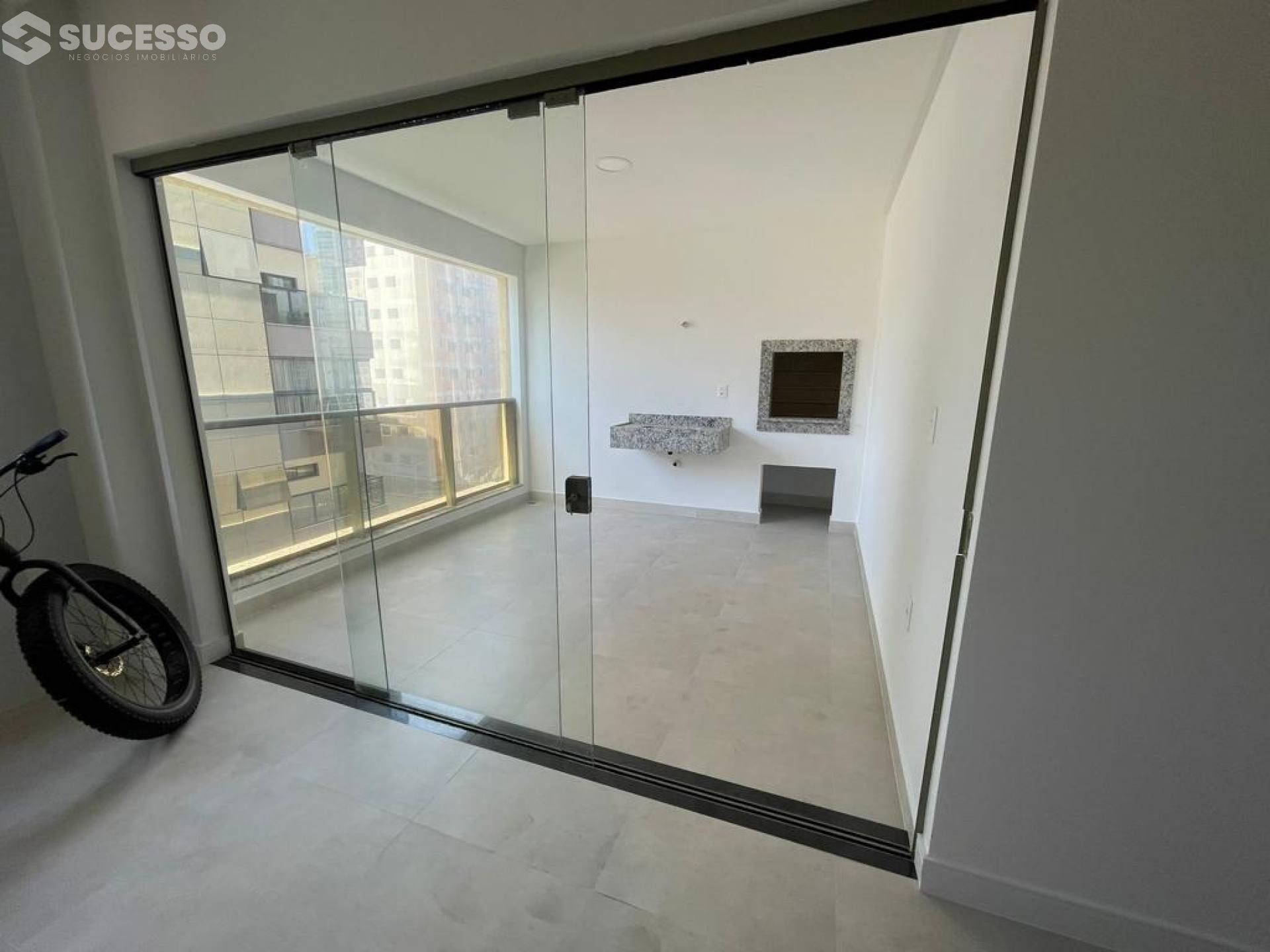 Apartamento Para Vender 3 suítes no bairro Meia Praia, Itapema